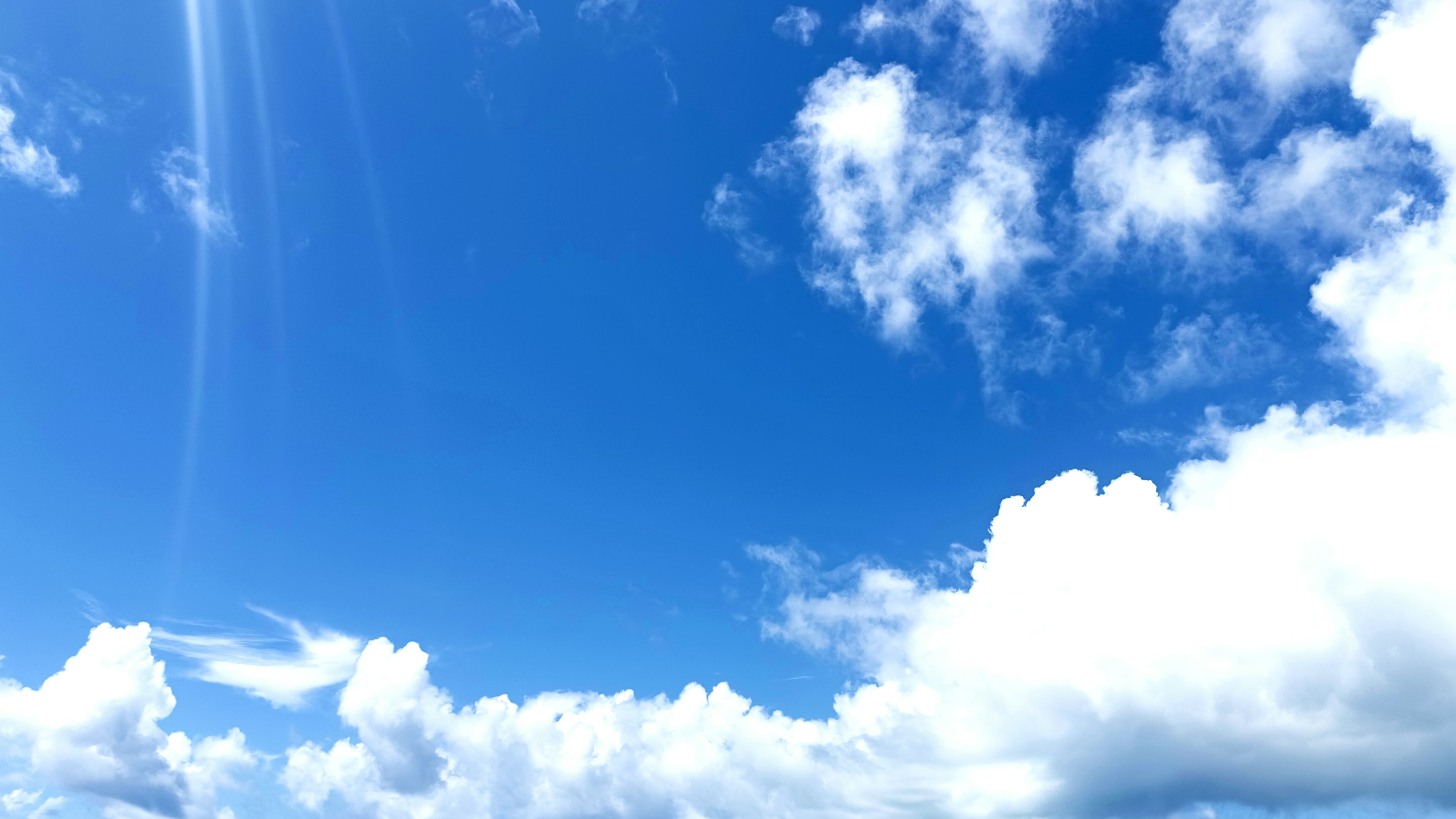 Cielo azul vibrante con nubes blancas esponjosas