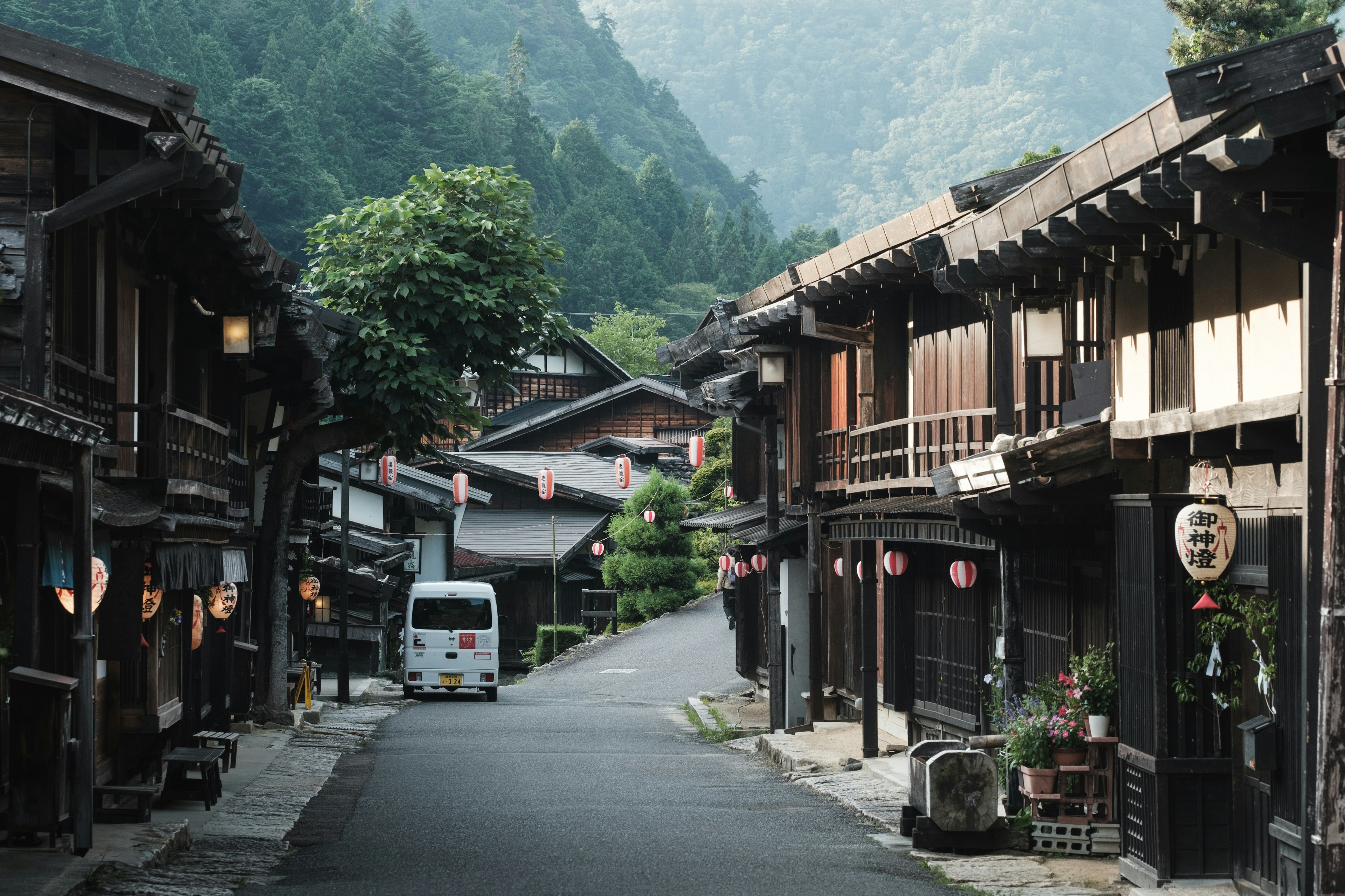 静かな山間の街並みと伝統的な木造建築