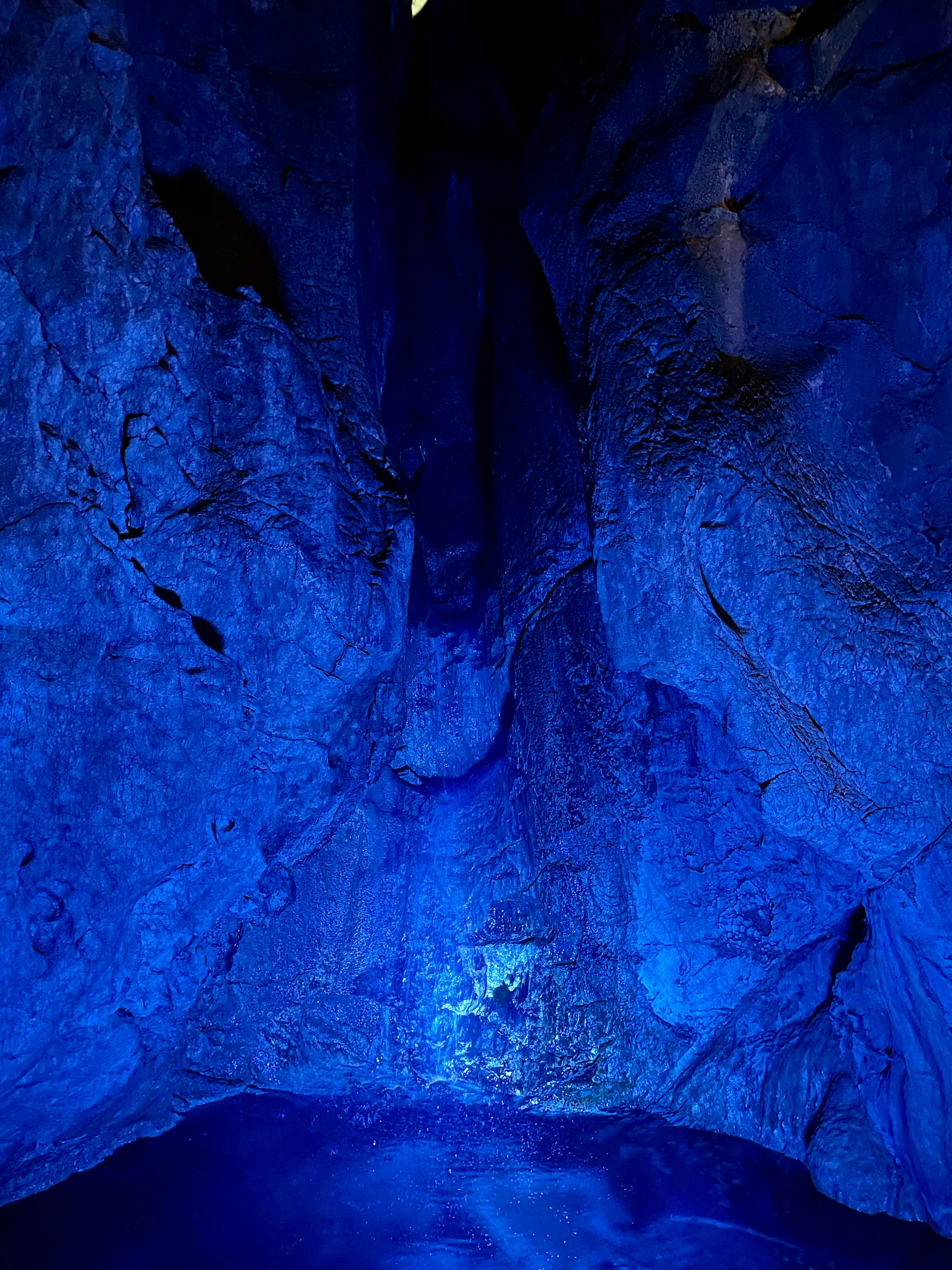 Inneres einer Höhle, beleuchtet von blauem Licht