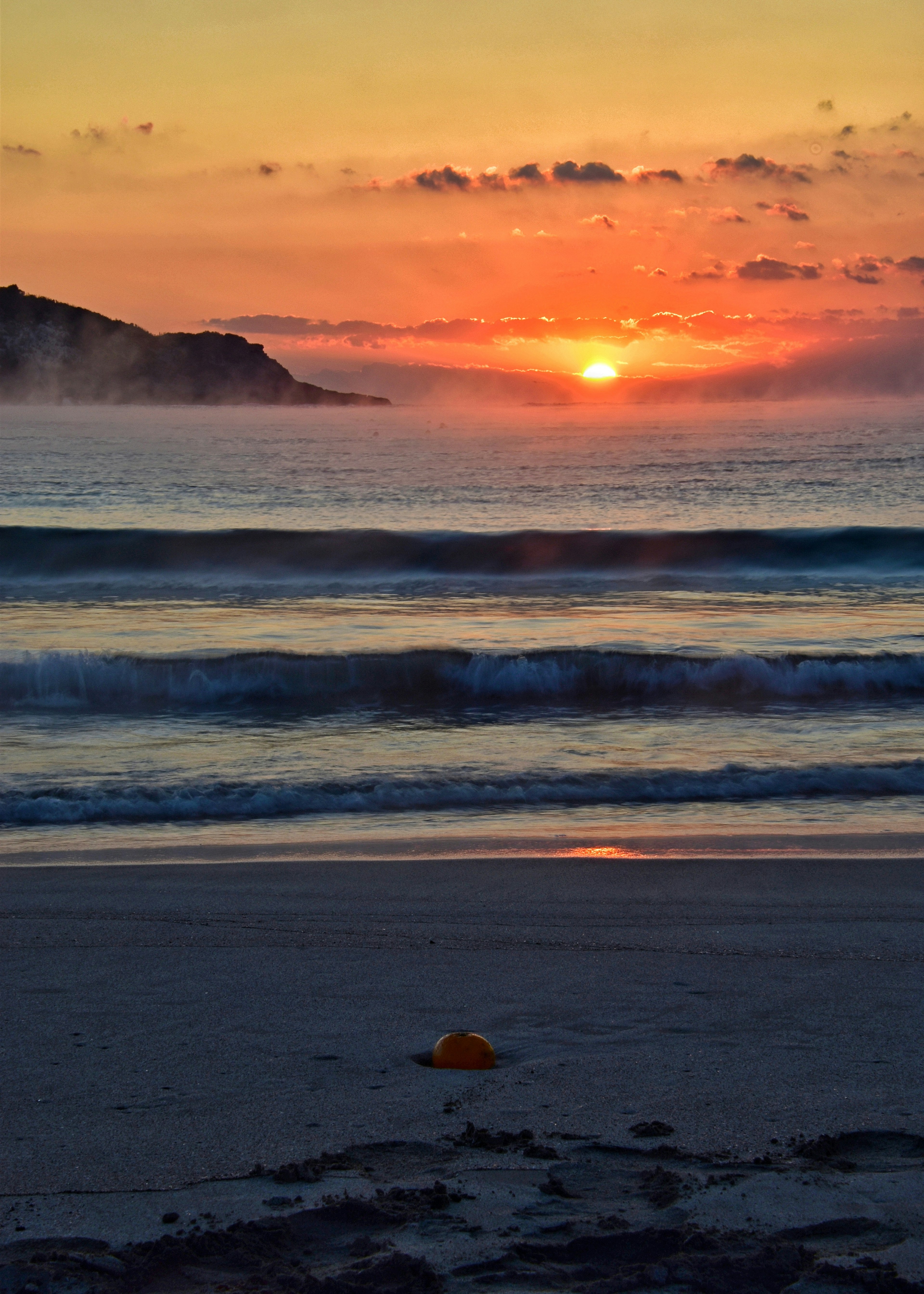 Hermoso atardecer sobre el océano con olas y playa