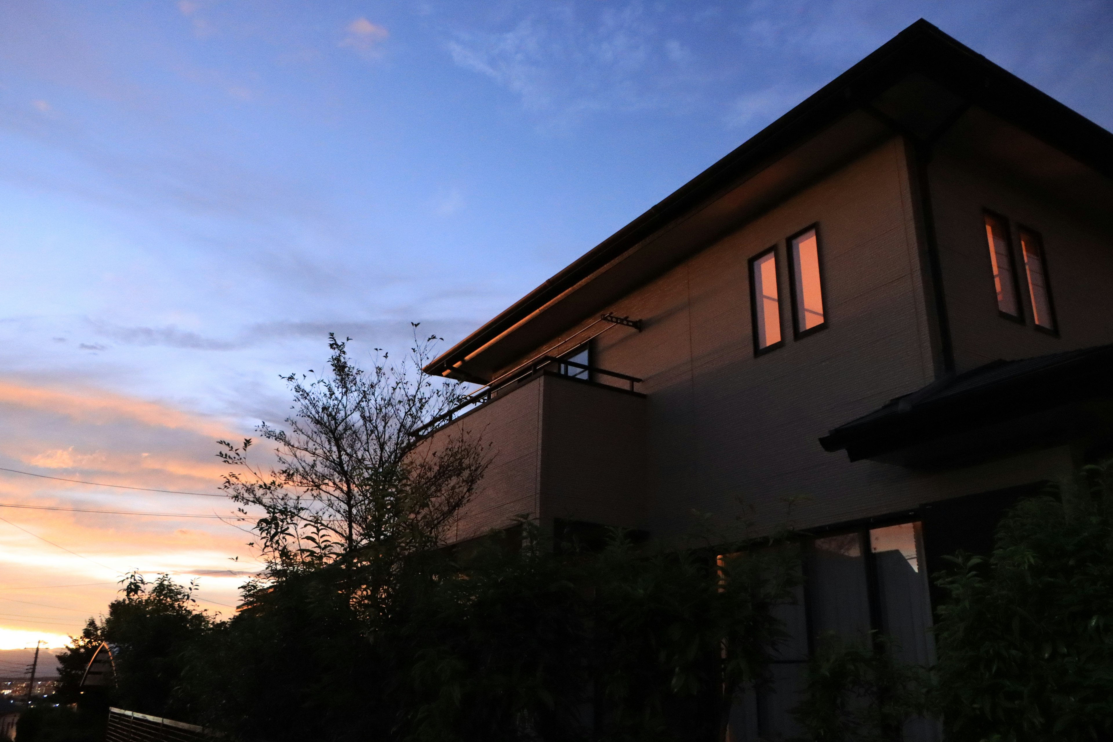 Esterno di una casa moderna contro un cielo al tramonto