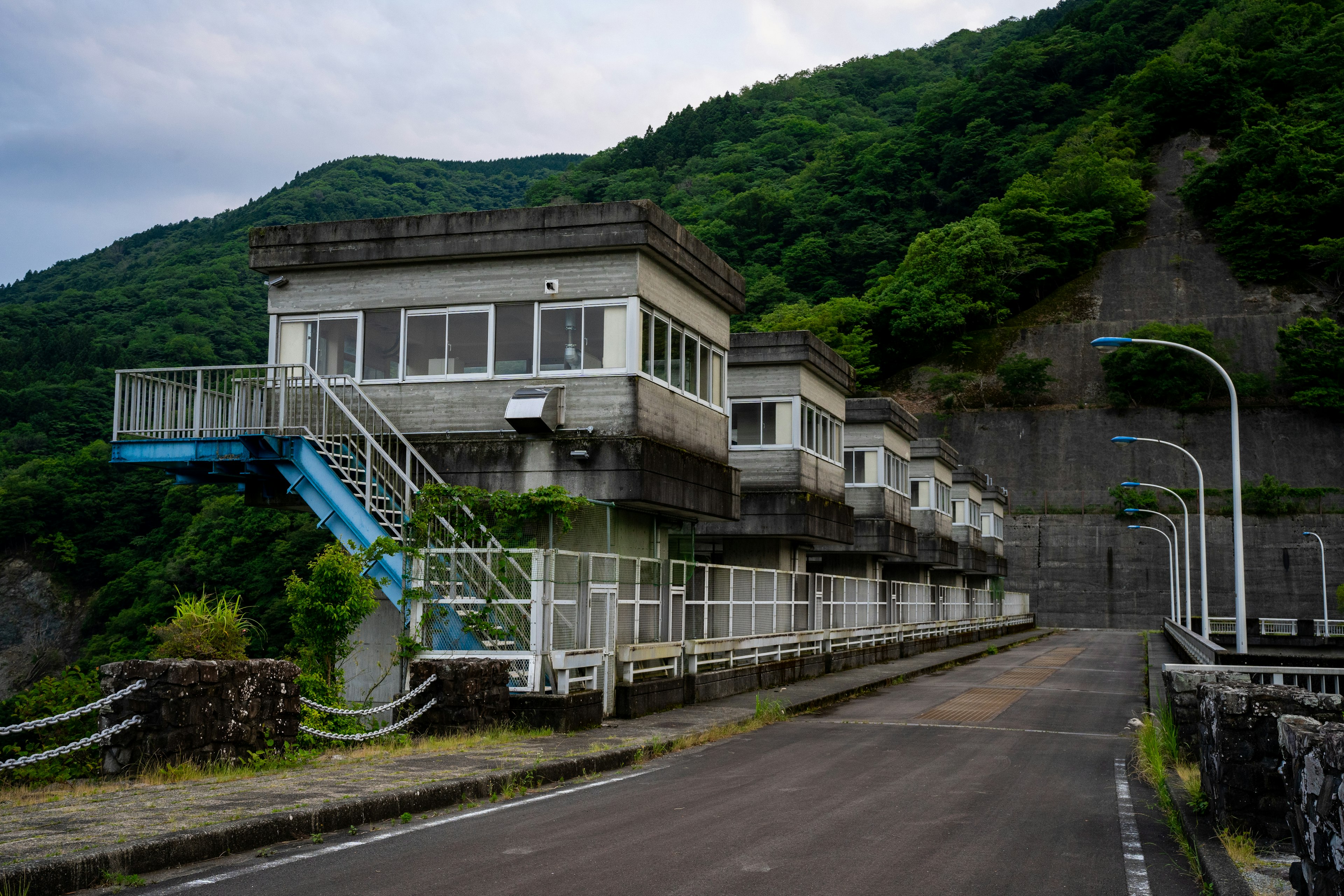 Complexe de bâtiments abandonnés sur une route de montagne