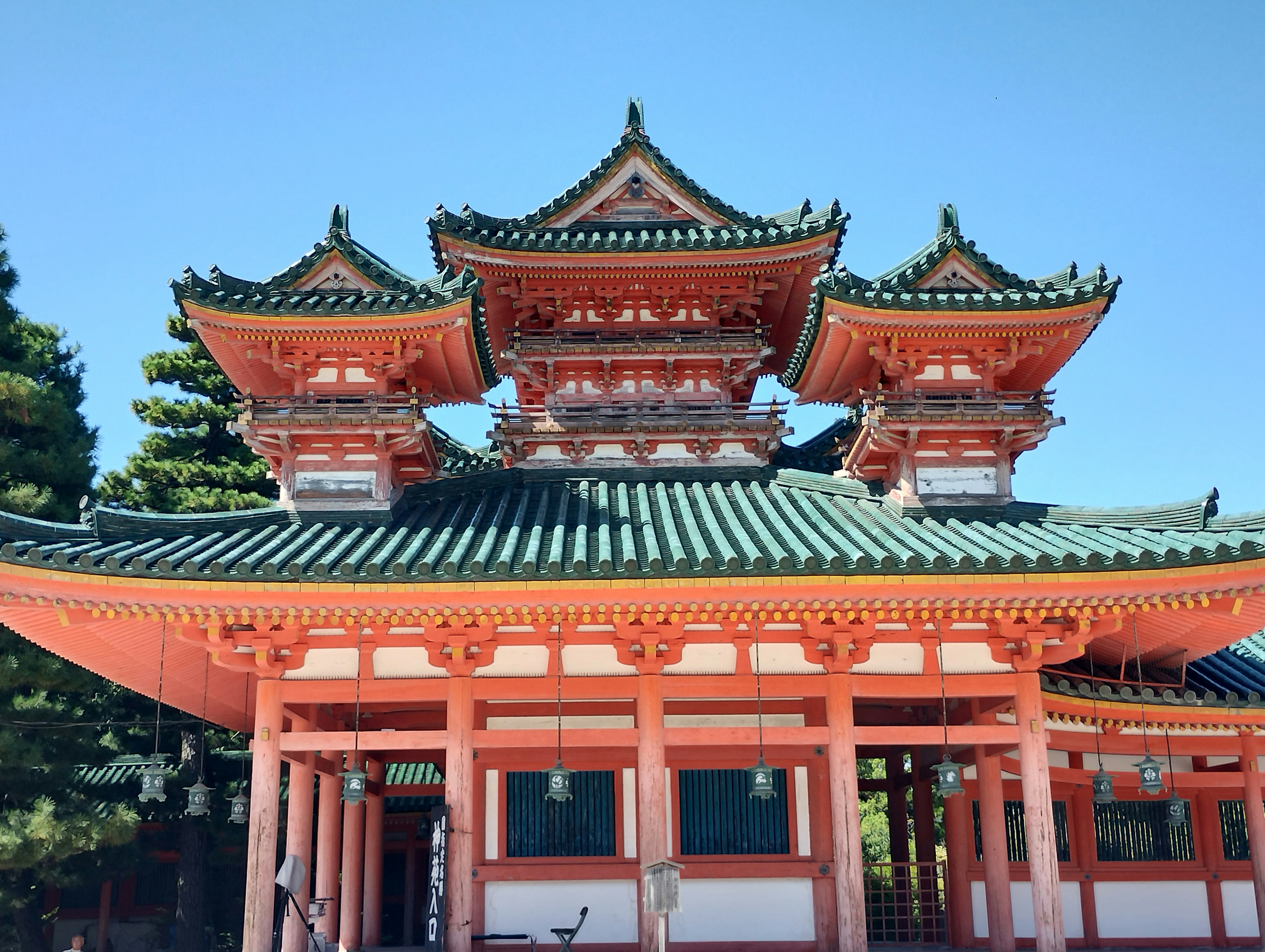 Hermosa arquitectura de templo japonés con techos distintivos y columnas naranjas llamativas