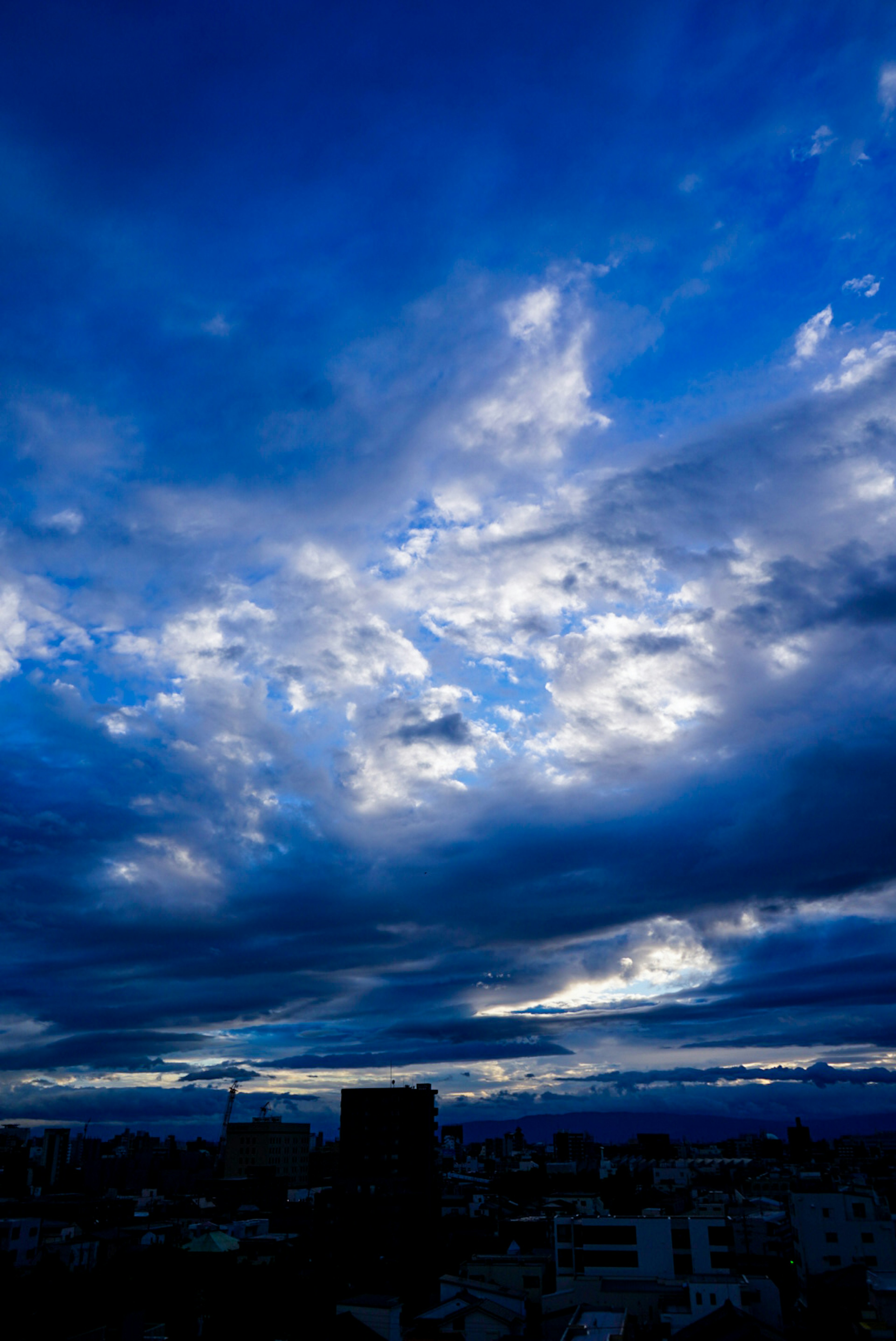 Blauer Himmel mit Wolken und Abendlandschaft