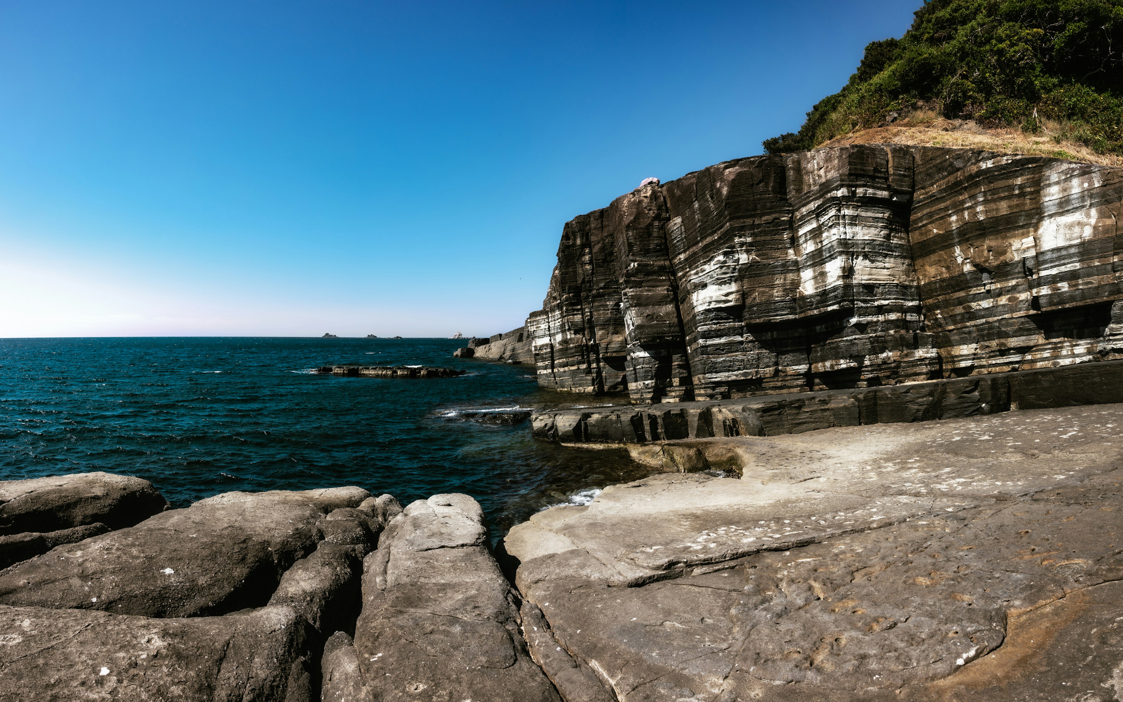 青い海と白い岩層の海岸線の風景