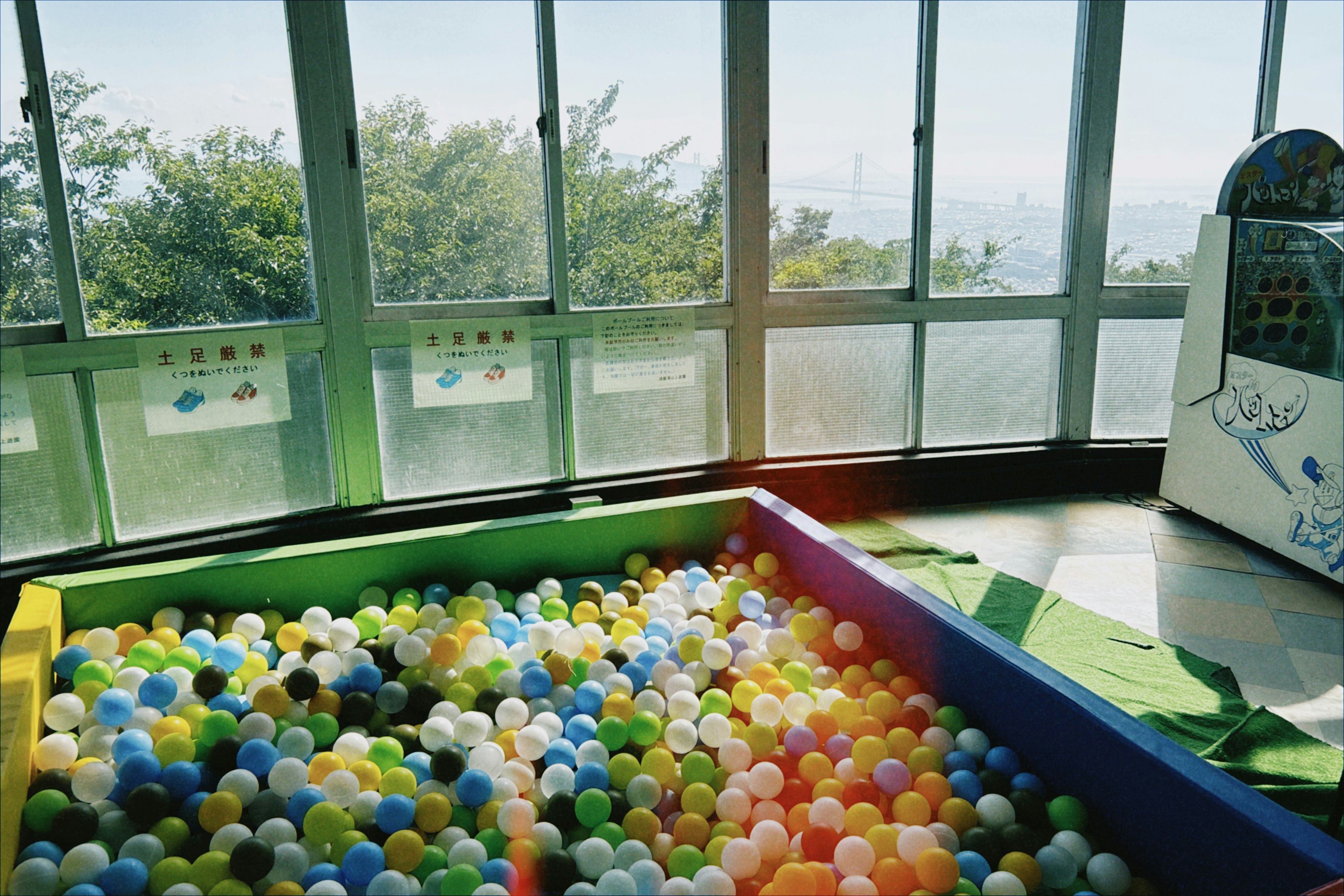 明るい室内にカラフルなボールプールがある風景