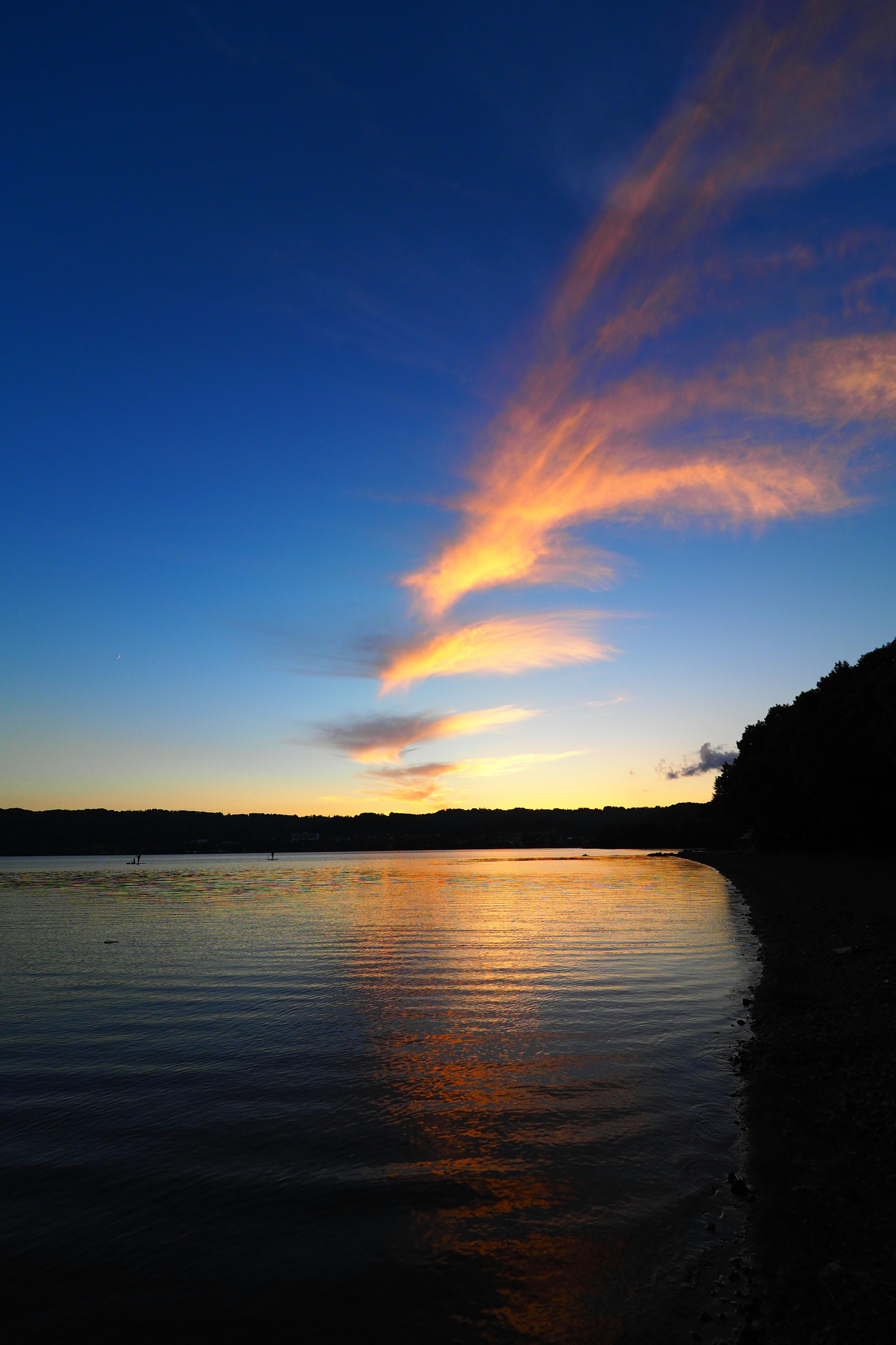 Wunderschöner Sonnenuntergangshimmel mit bunten Wolken, die sich im Wasser spiegeln