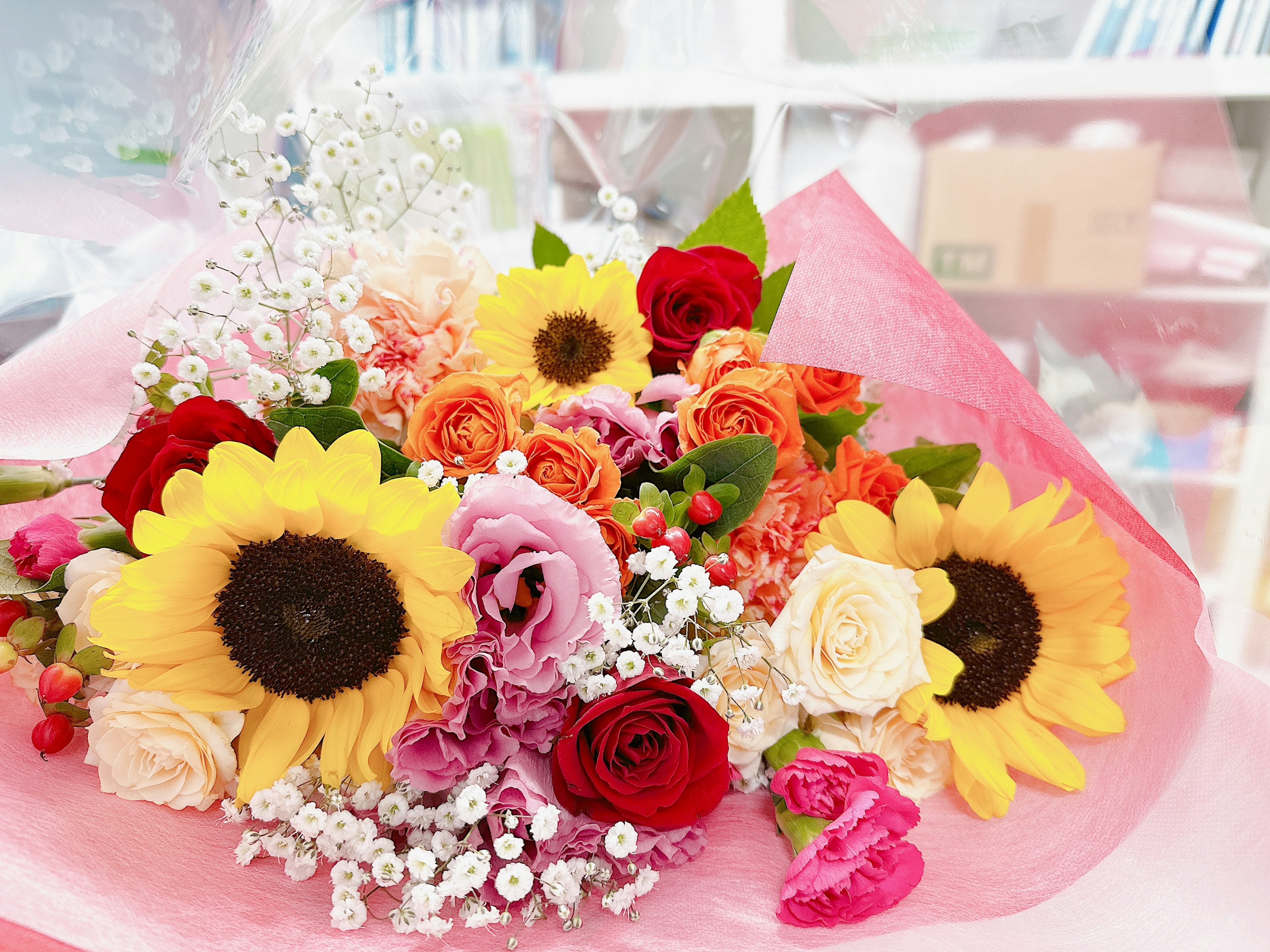 Bunter Blumenstrauß mit Sonnenblumen und Rosen