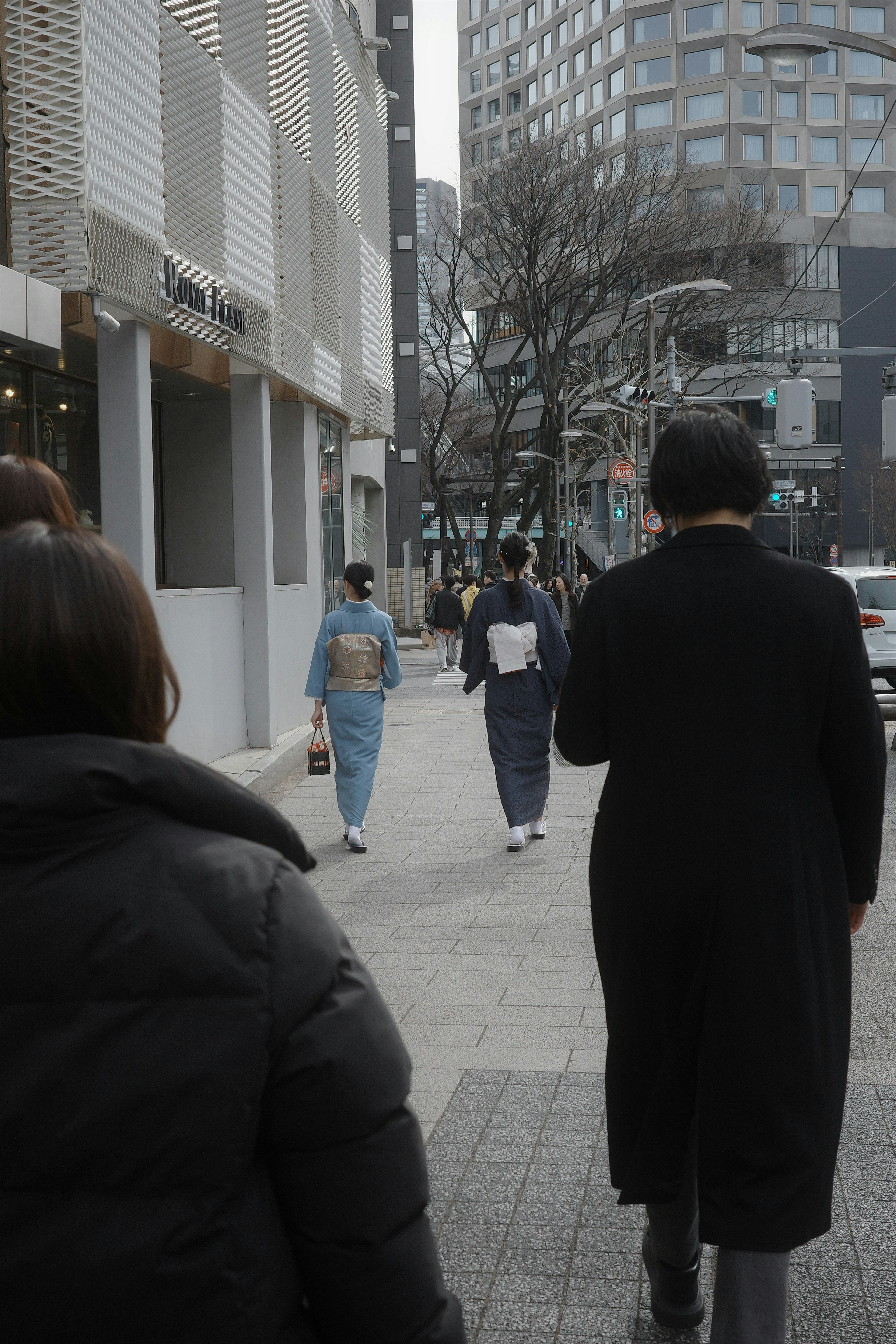 Des personnes marchant dans une rue de la ville avec une architecture moderne