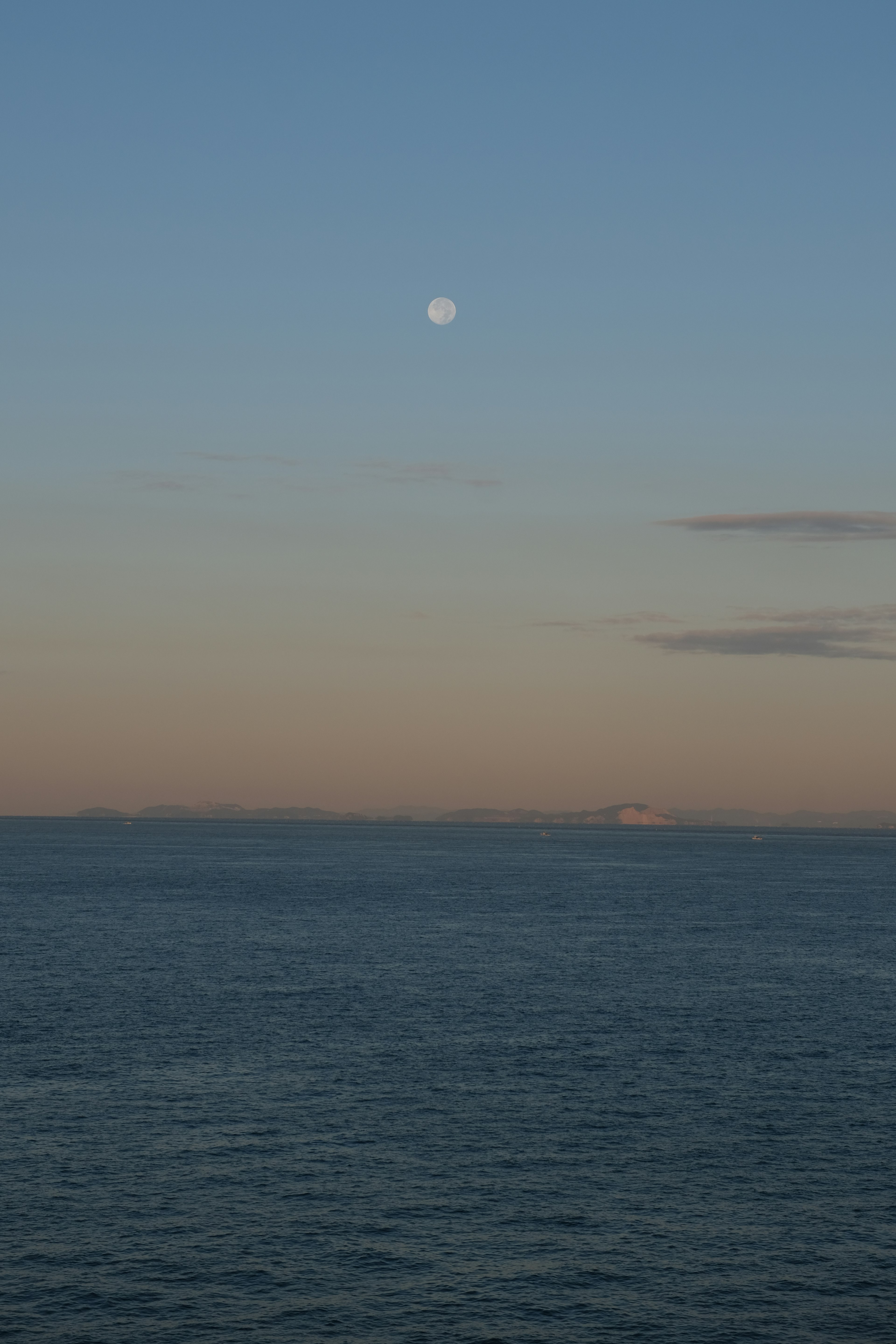 静かな海と月明かりの風景