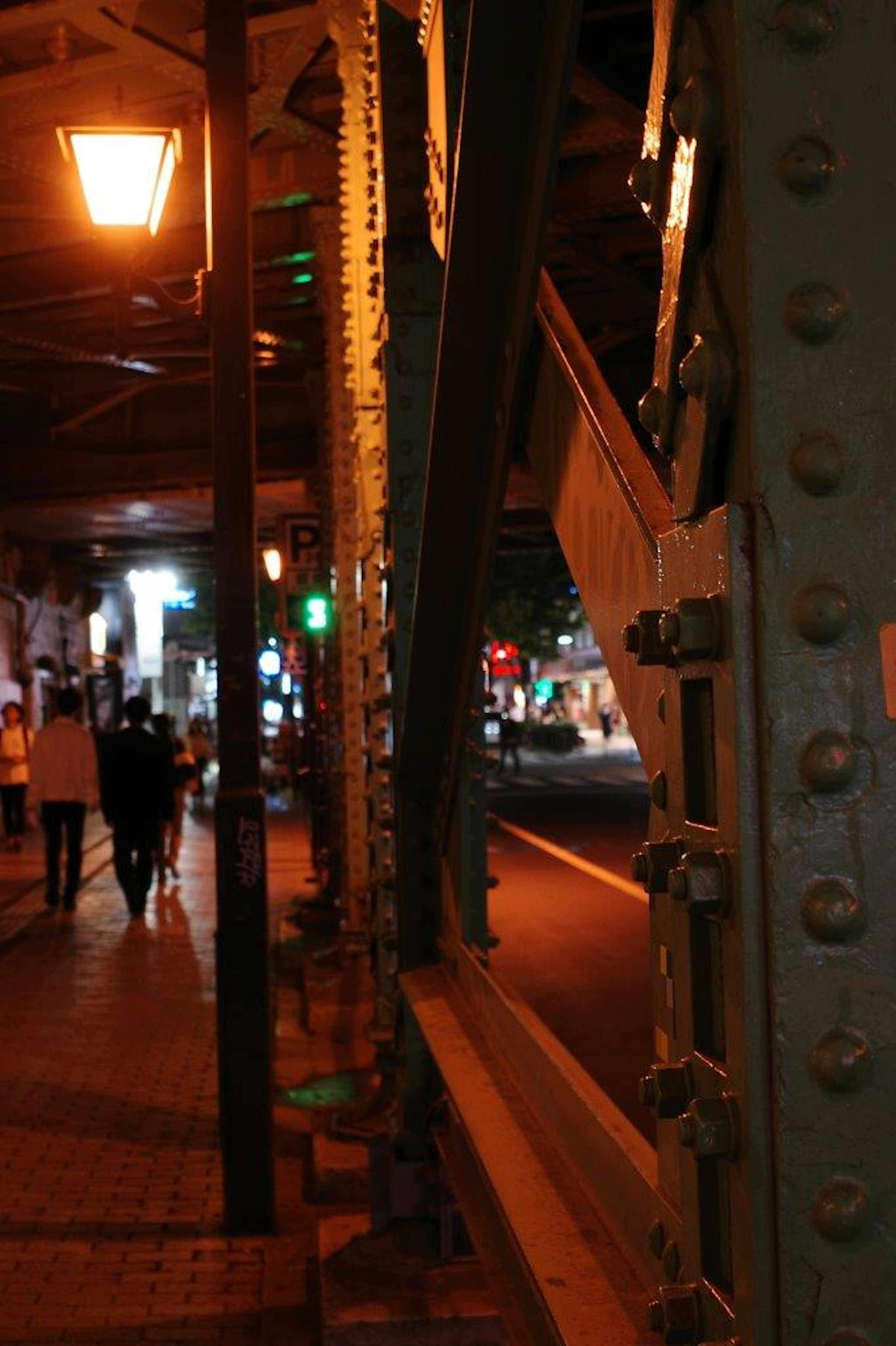 Escena nocturna con un soporte ferroviario y una farola