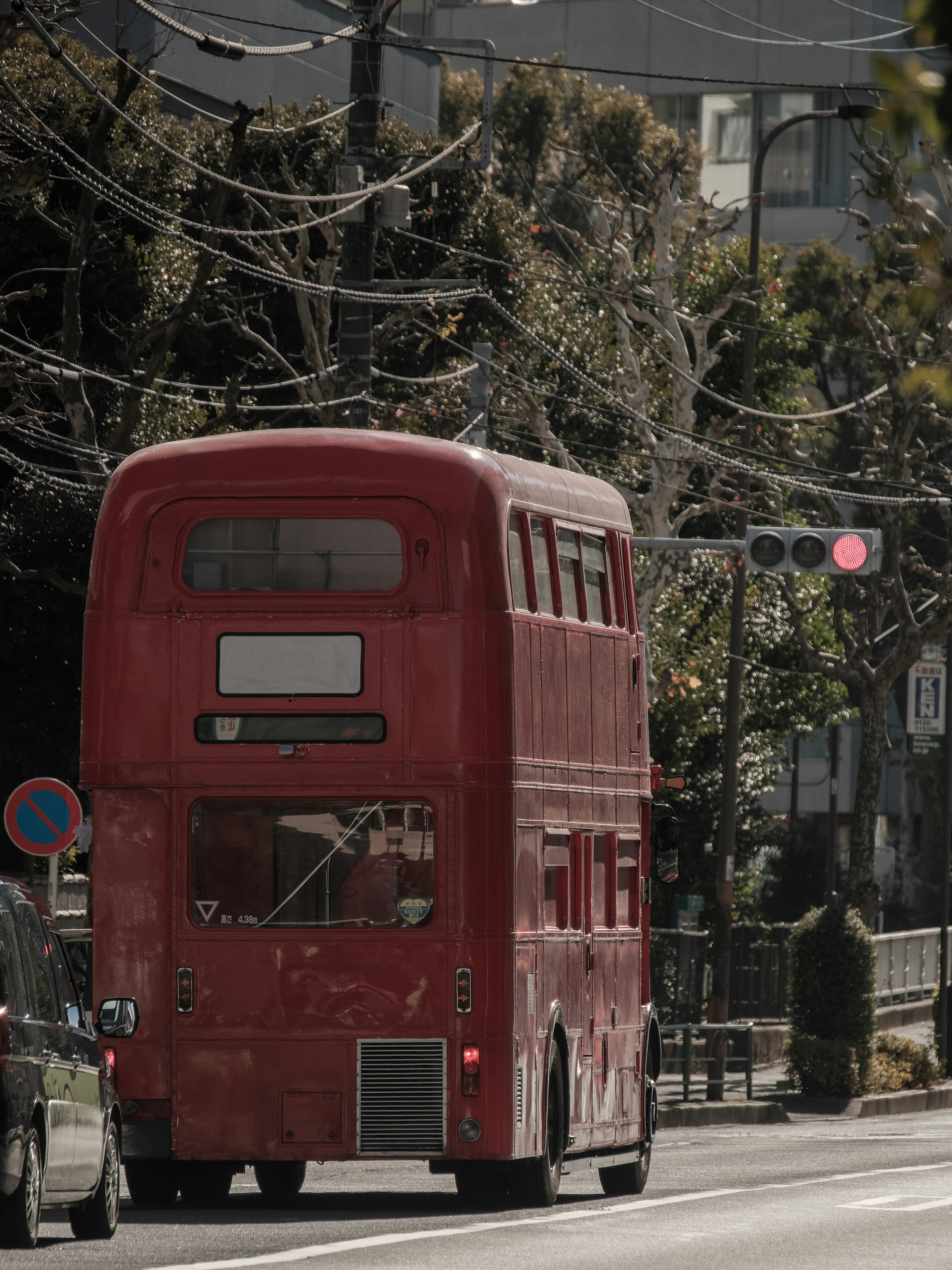 Bus tingkat merah di jalan kota