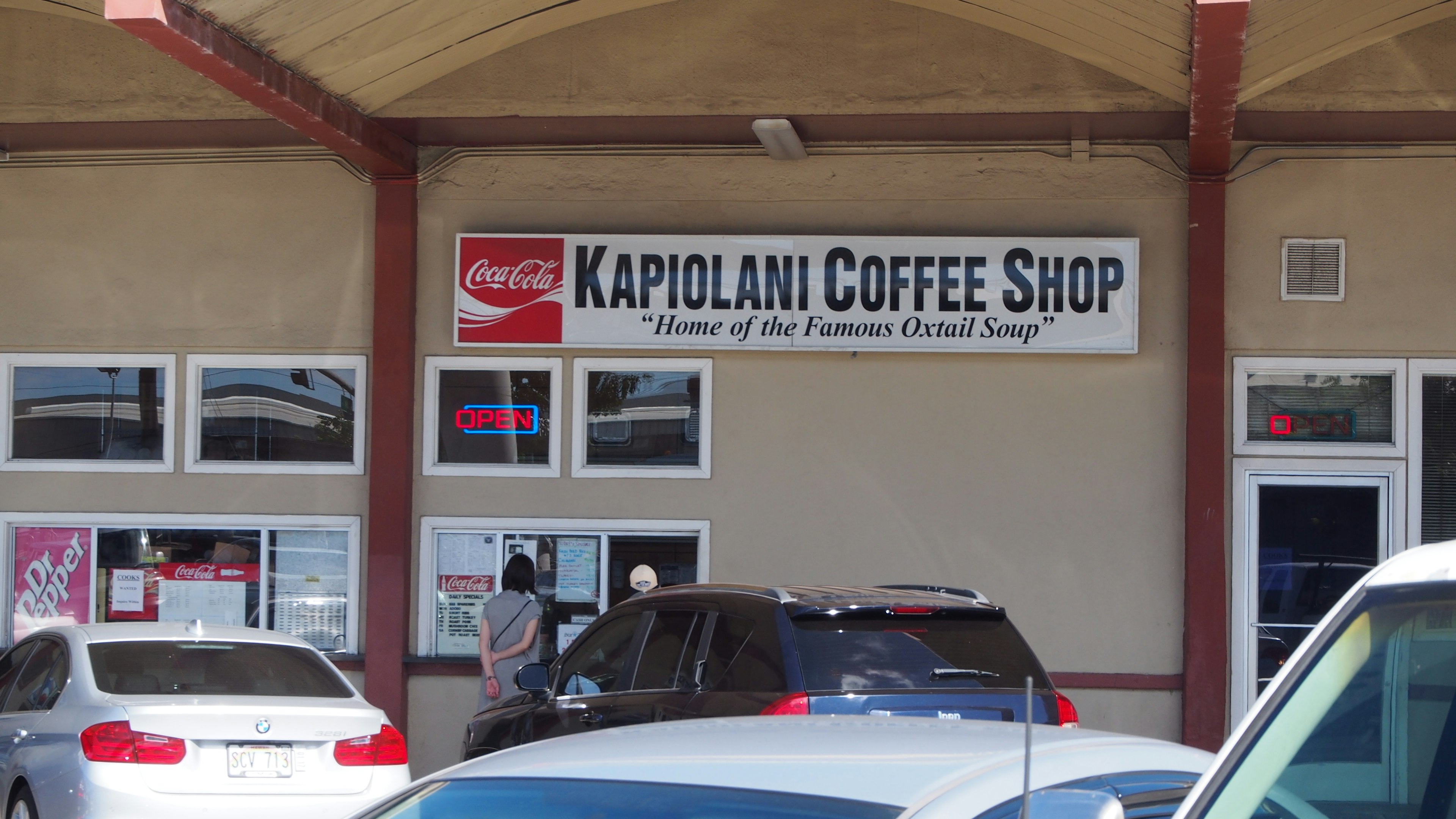 Außenansicht des Kapiolani Coffee Shop mit Autos und Menschen