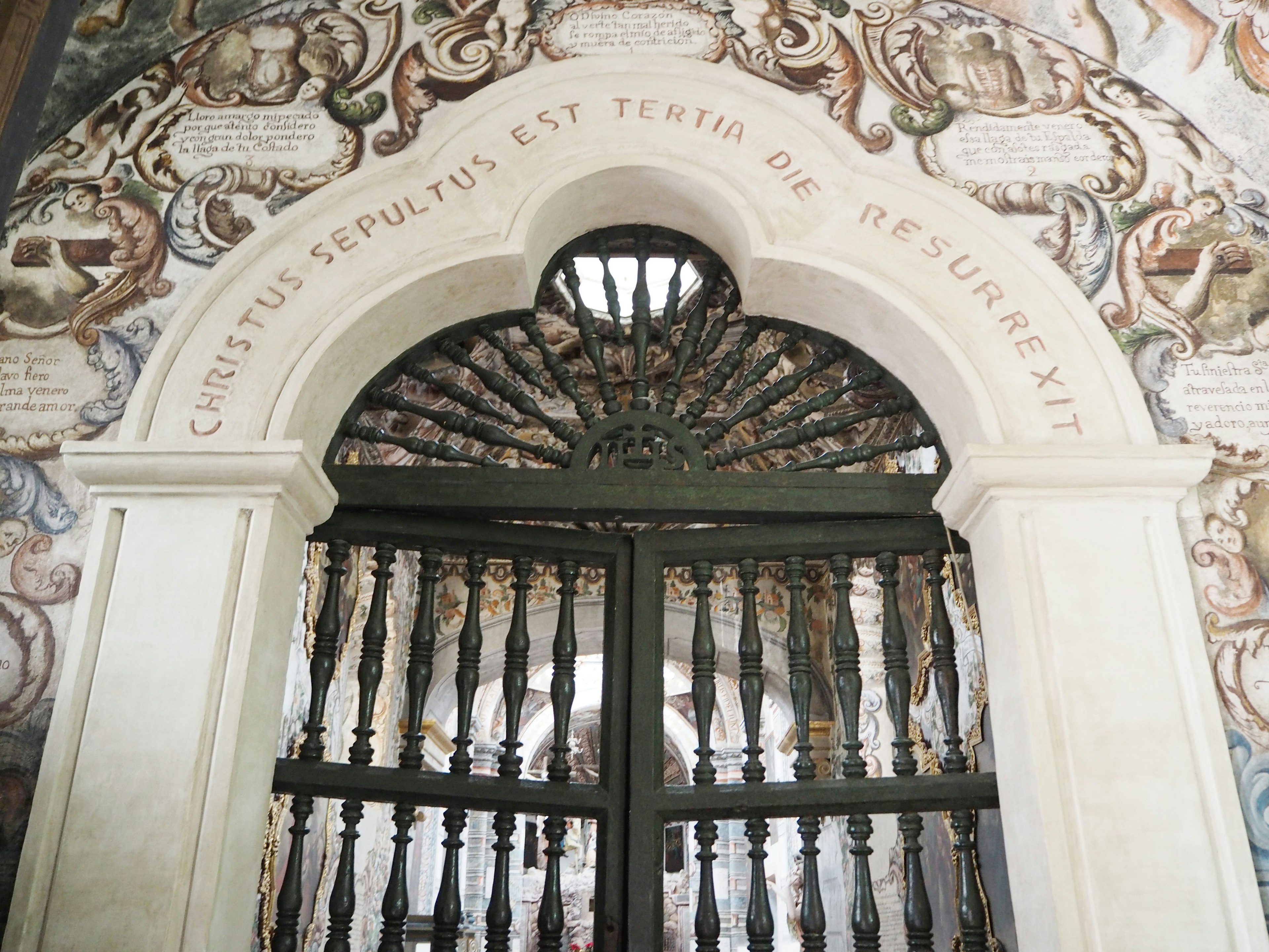 Imagen de una puerta arqueada con pinturas murales decorativas