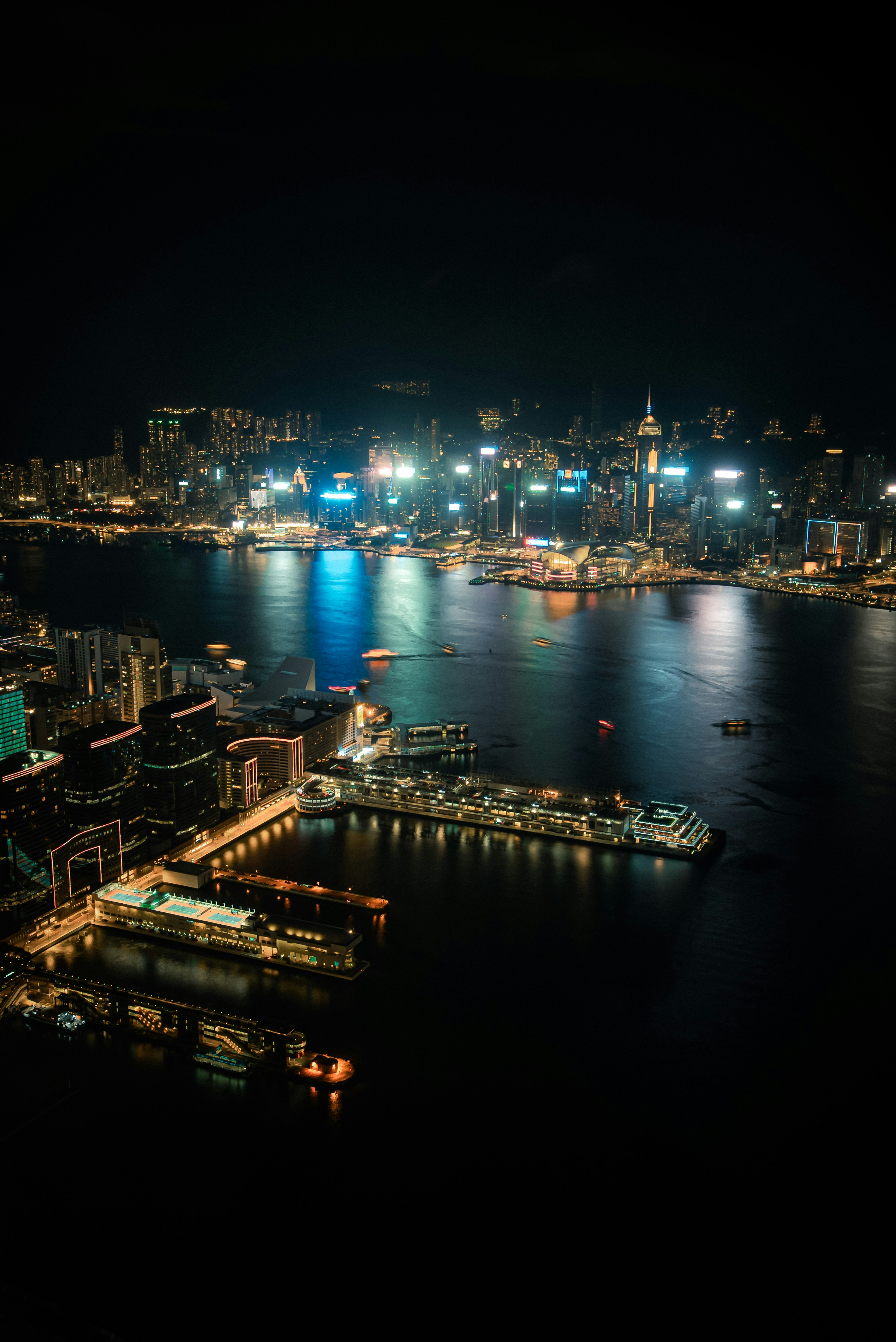 夜景の香港の港と高層ビルの明かりが映る美しい風景