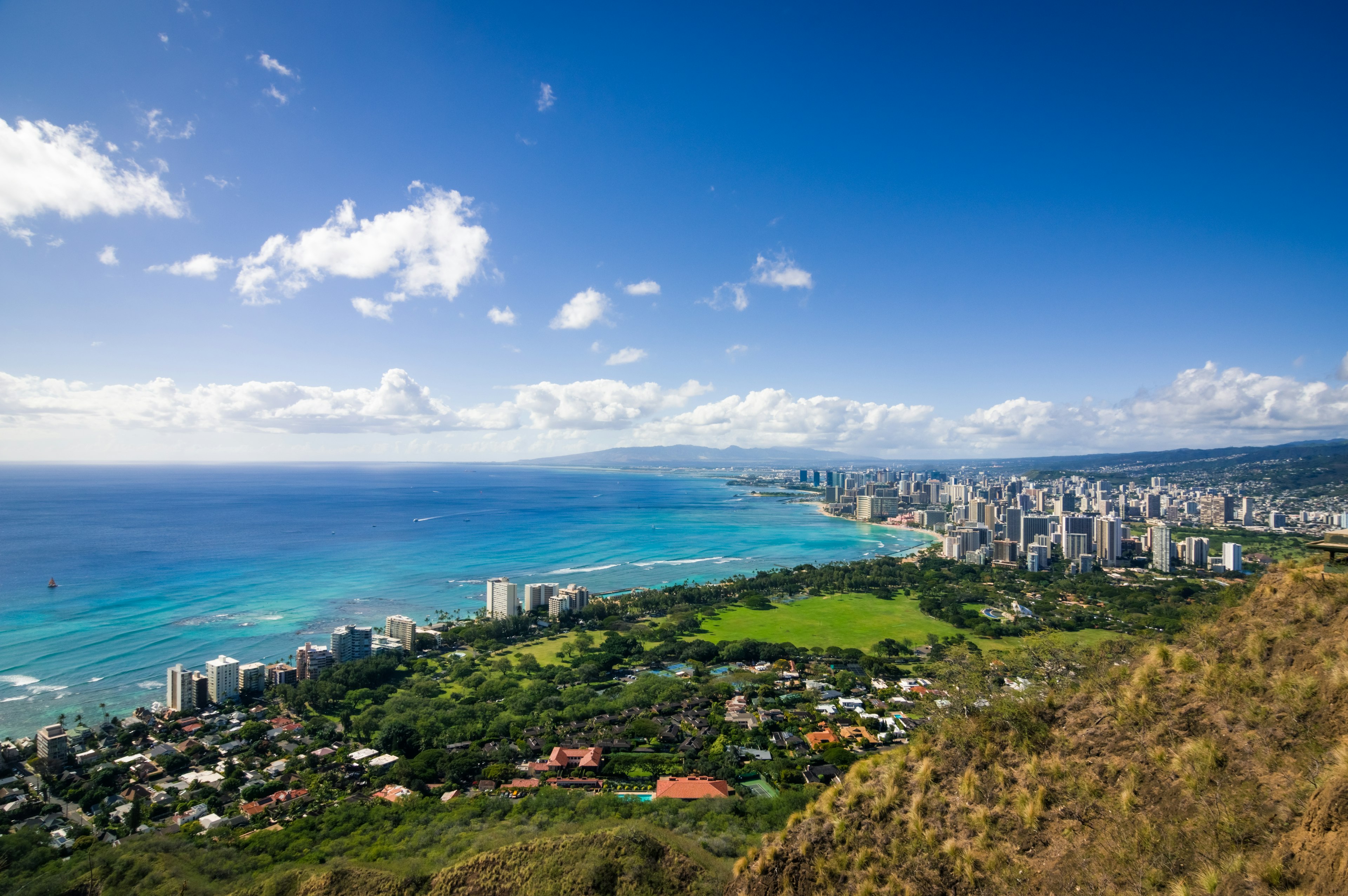 Pemandangan panorama garis pantai Honolulu dan langit biru