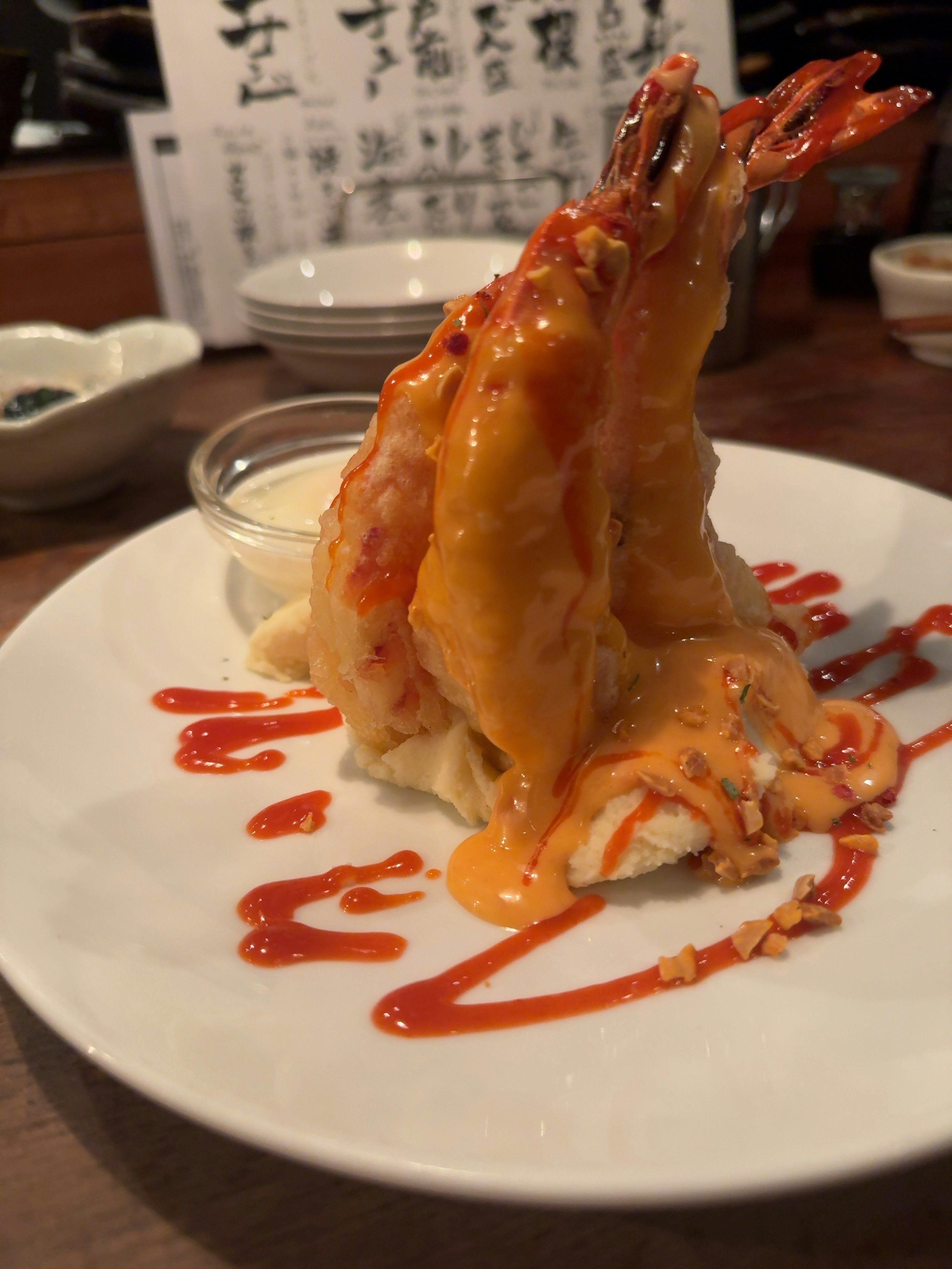 Udang tempura disajikan dengan saus di atas piring