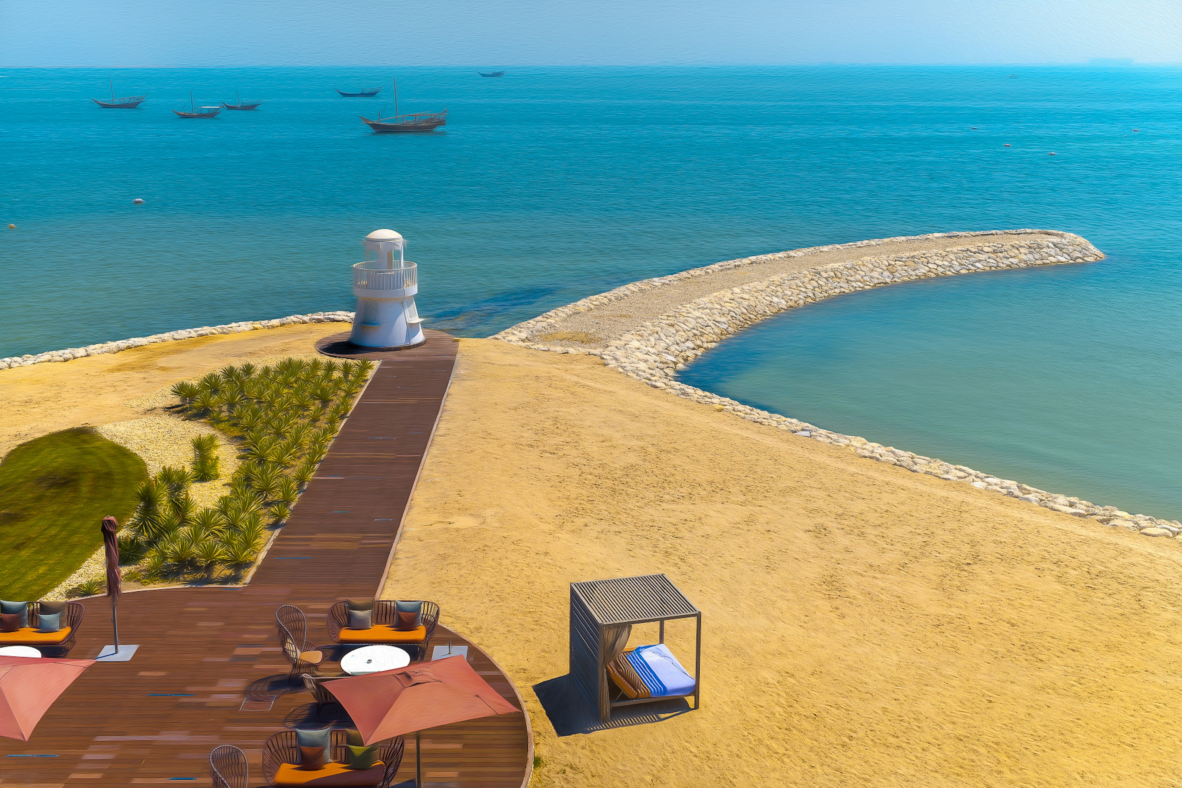 Vue pittoresque de l'océan bleu et de la plage de sable avec une promenade et une sculpture