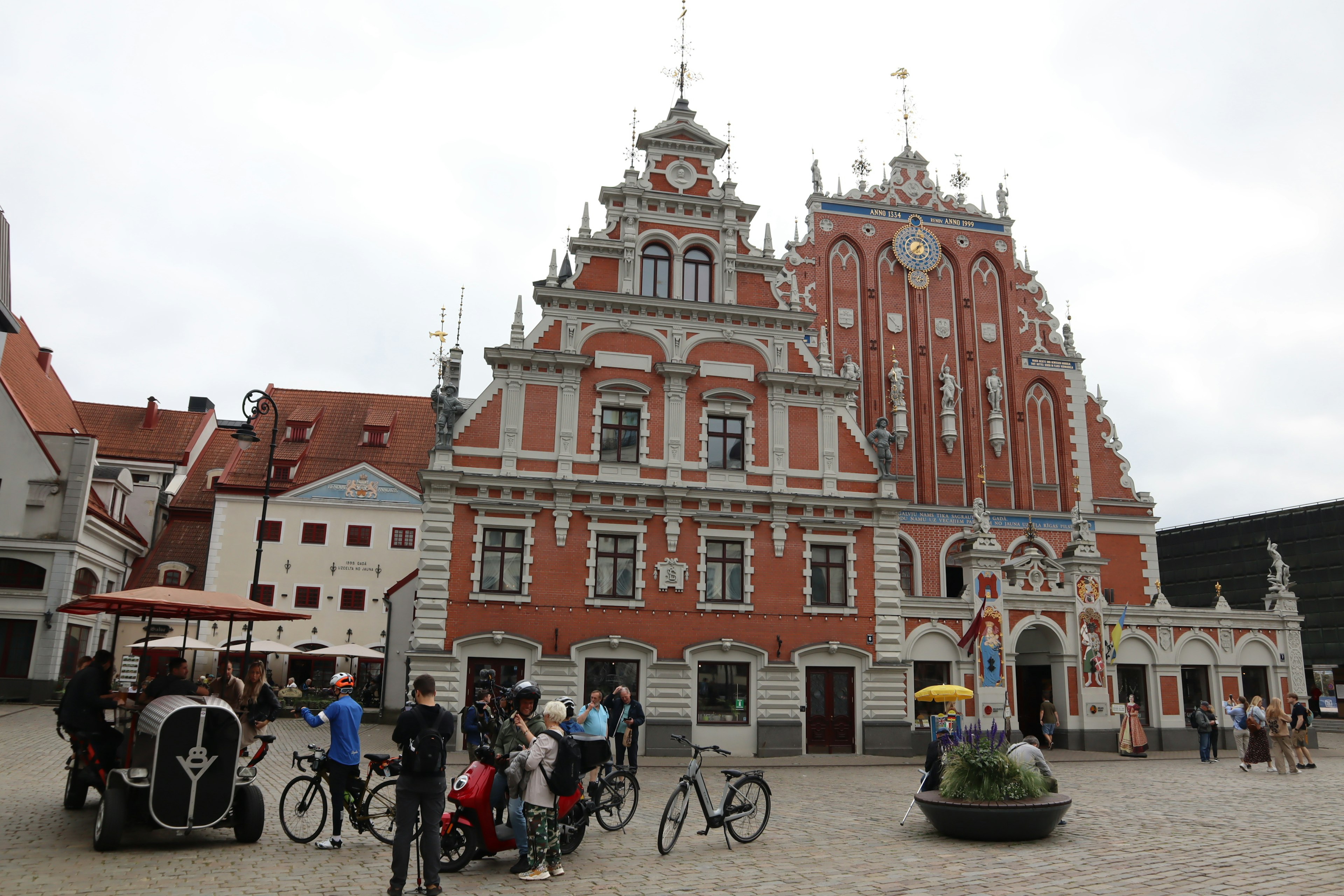 Hermosa arquitectura de la Casa de los Cabezas Negras en Riga con gente en la plaza