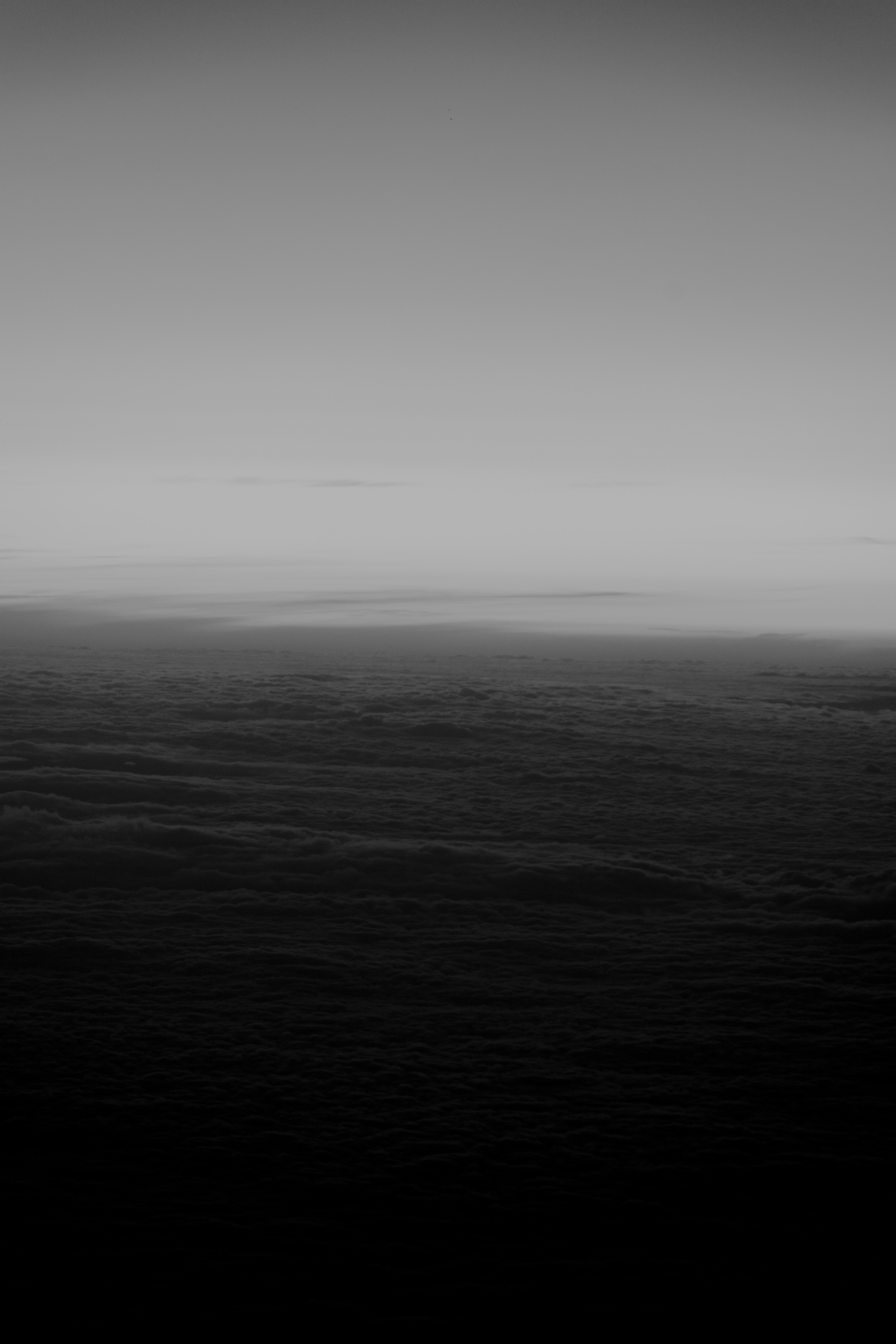 Paysage maritime monochrome avec un horizon lointain