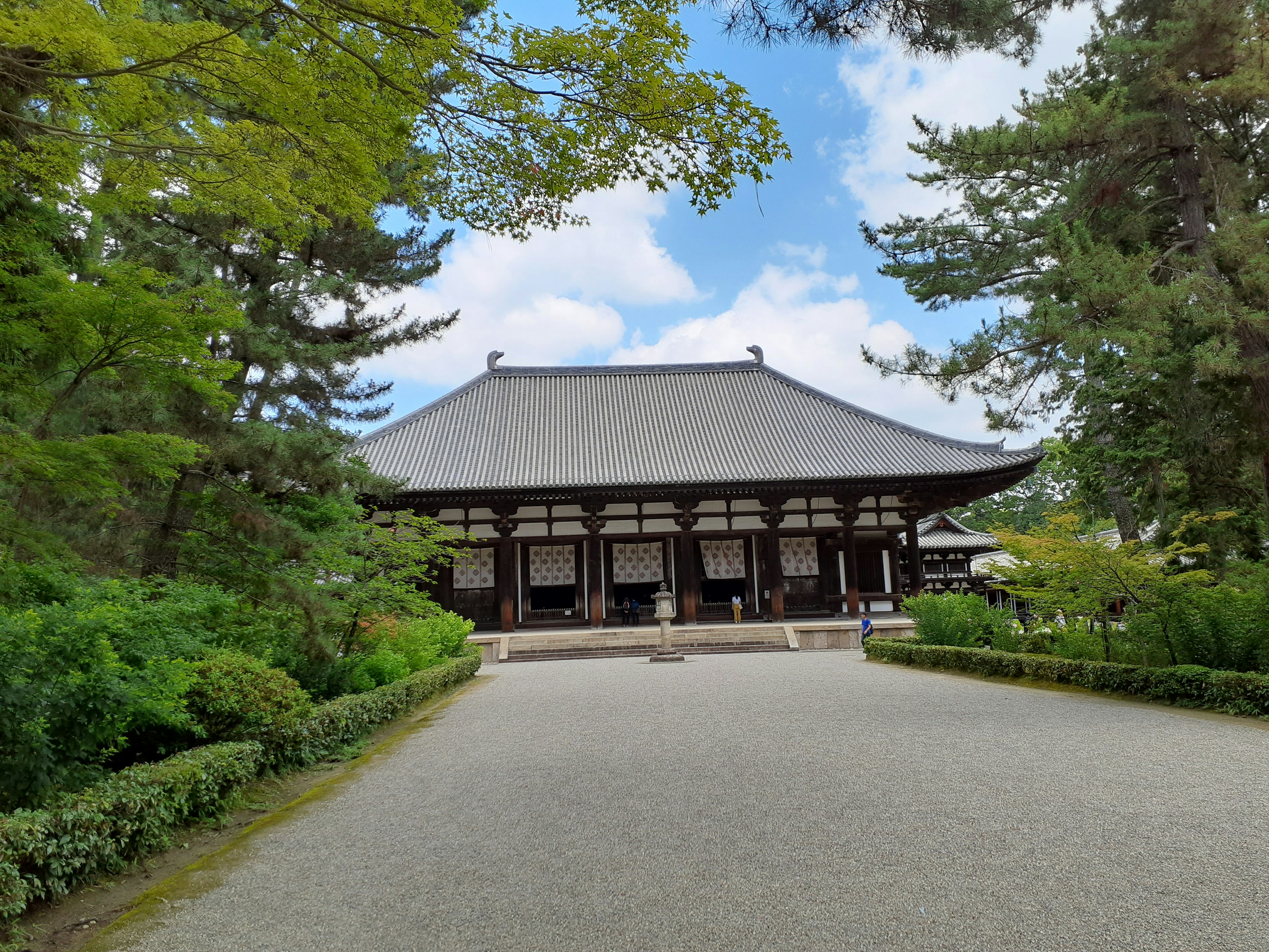 被郁郁蔥蔥的花園環繞的傳統日本寺廟建築