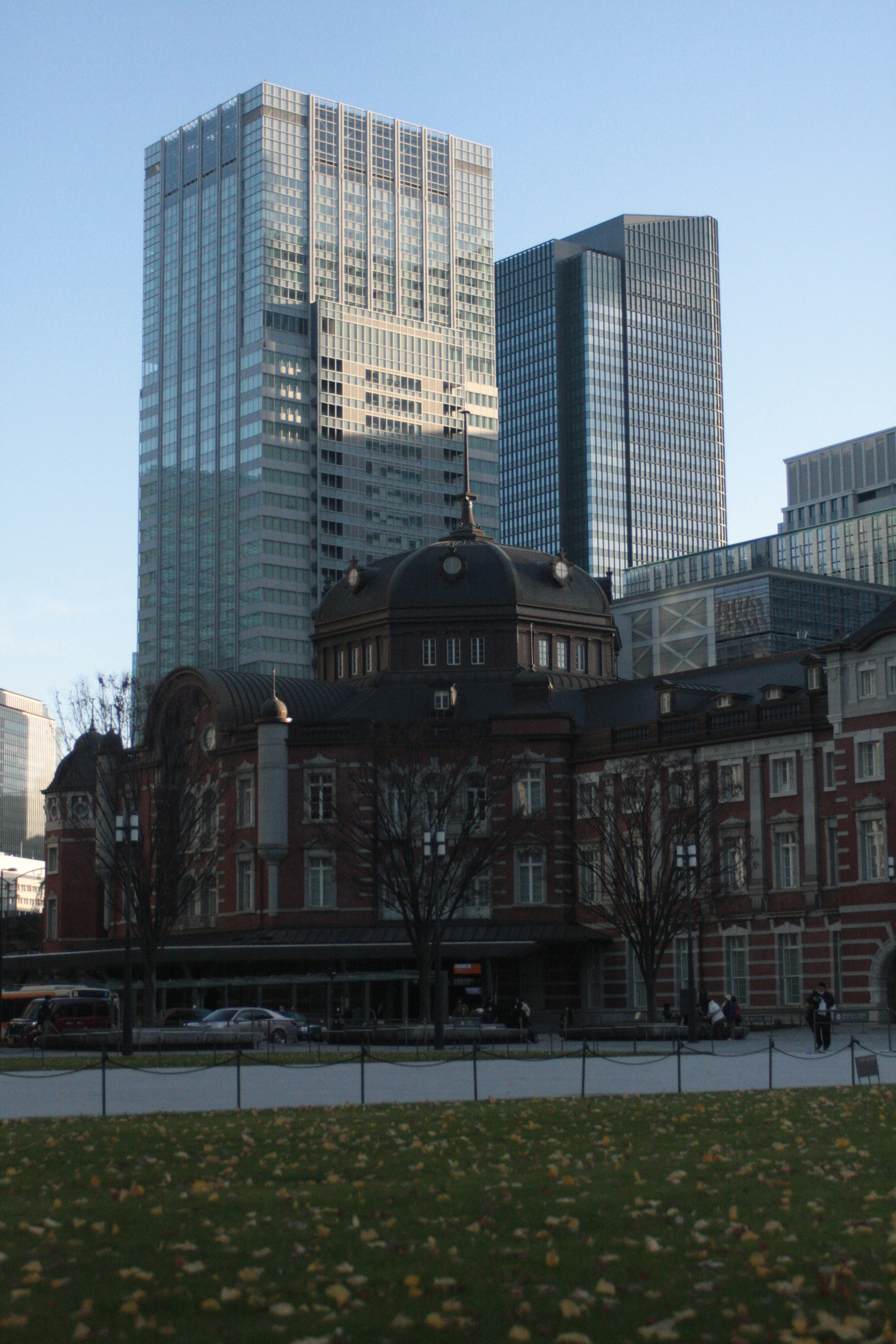 Edificio storico della stazione di Tokyo a contrasto con grattacieli moderni