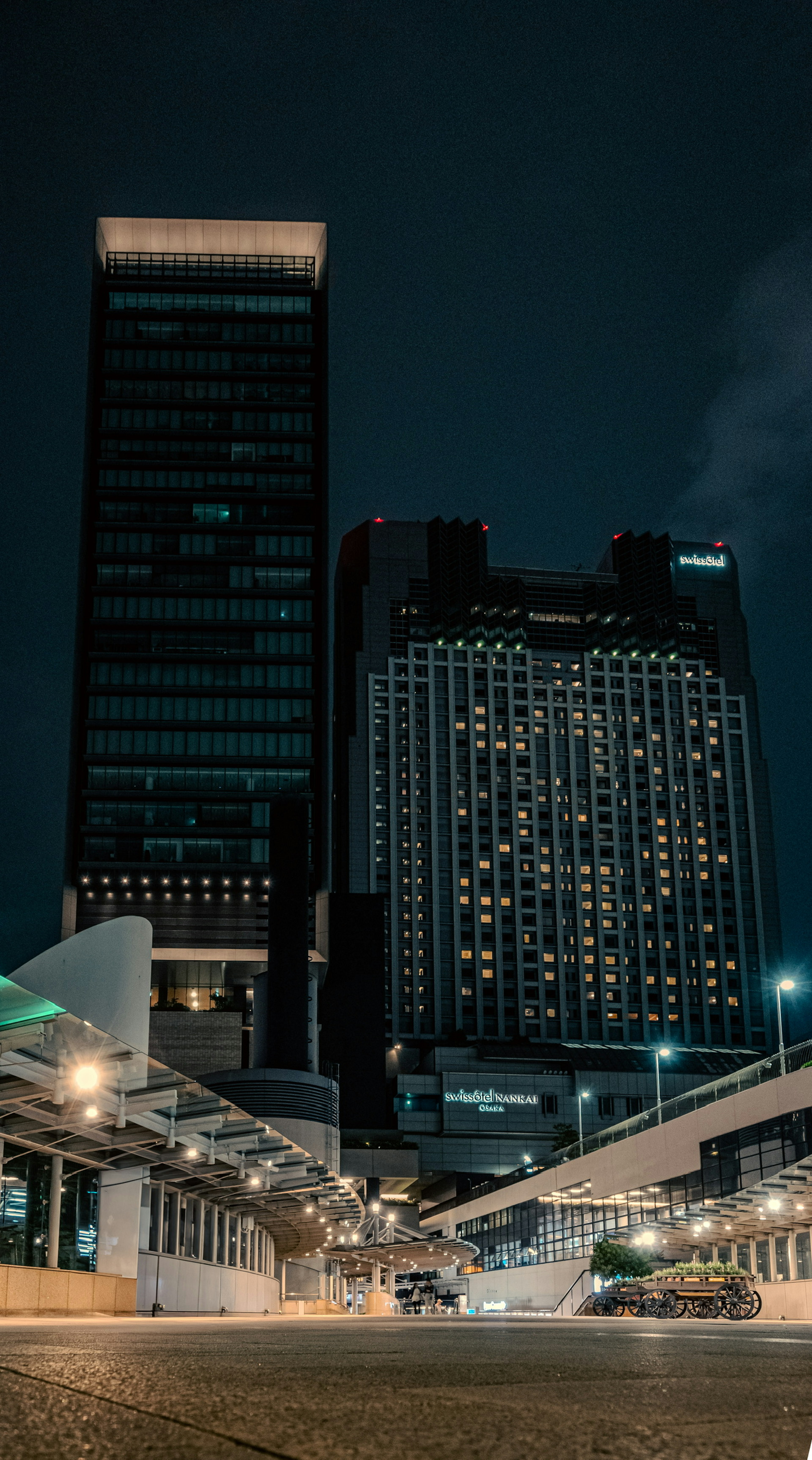 夜の都市風景 高層ビルの明かりが輝く