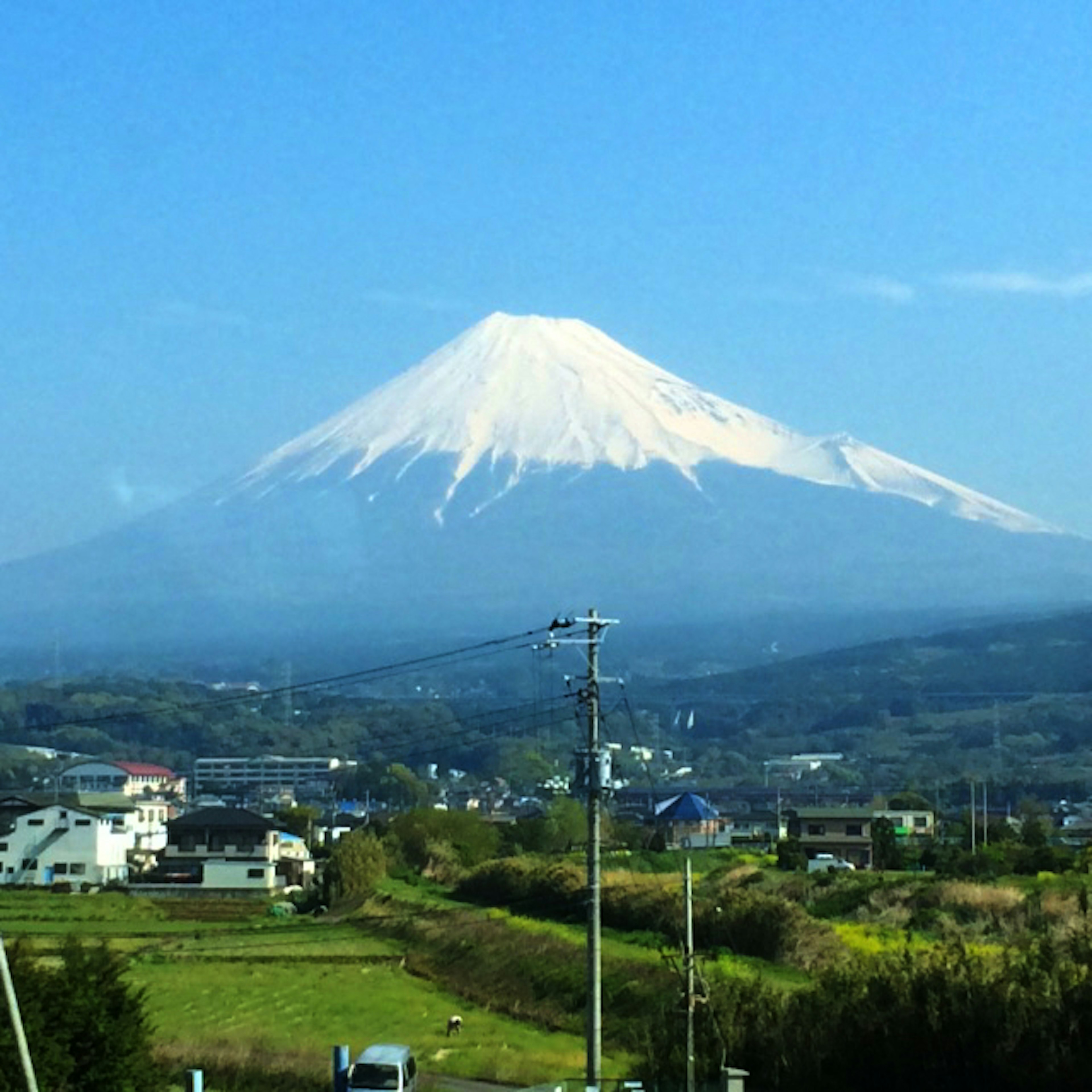 Vue pittoresque du mont Fuji avec un sommet enneigé sous un ciel bleu clair