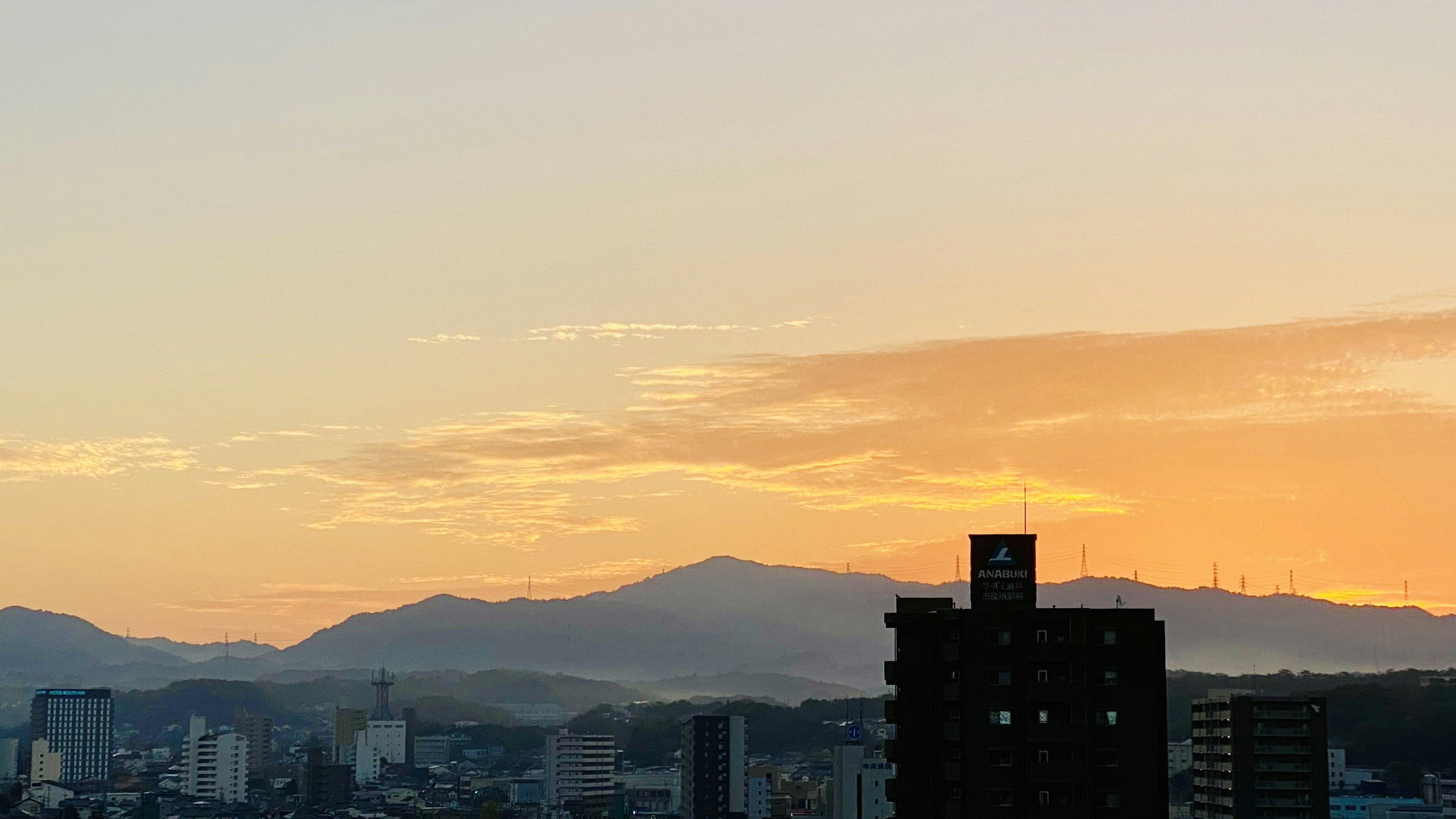 城市风景，背景是山脉和日落