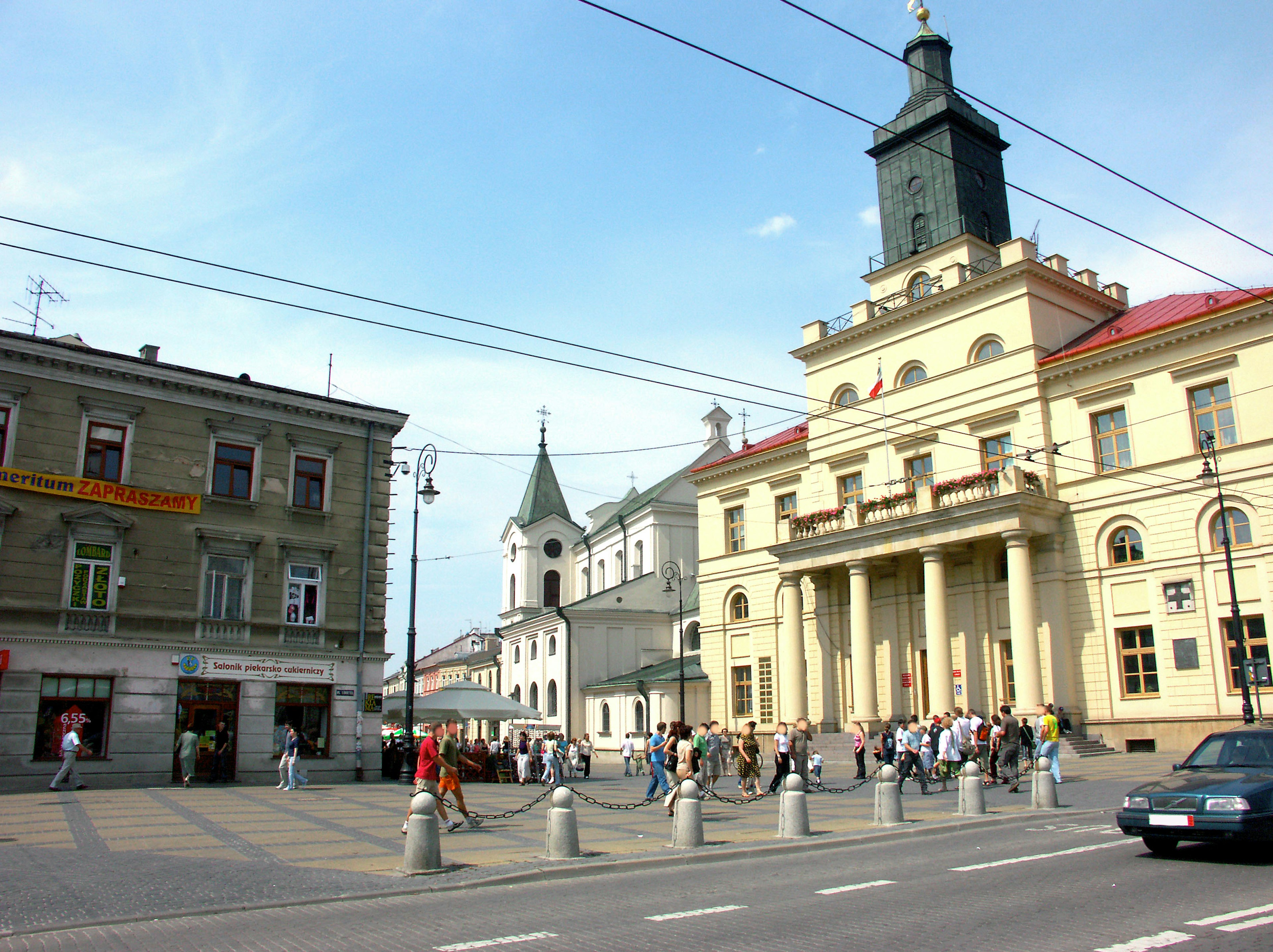 Blick auf einen Stadtplatz mit dem Rathaus und umliegenden Gebäuden