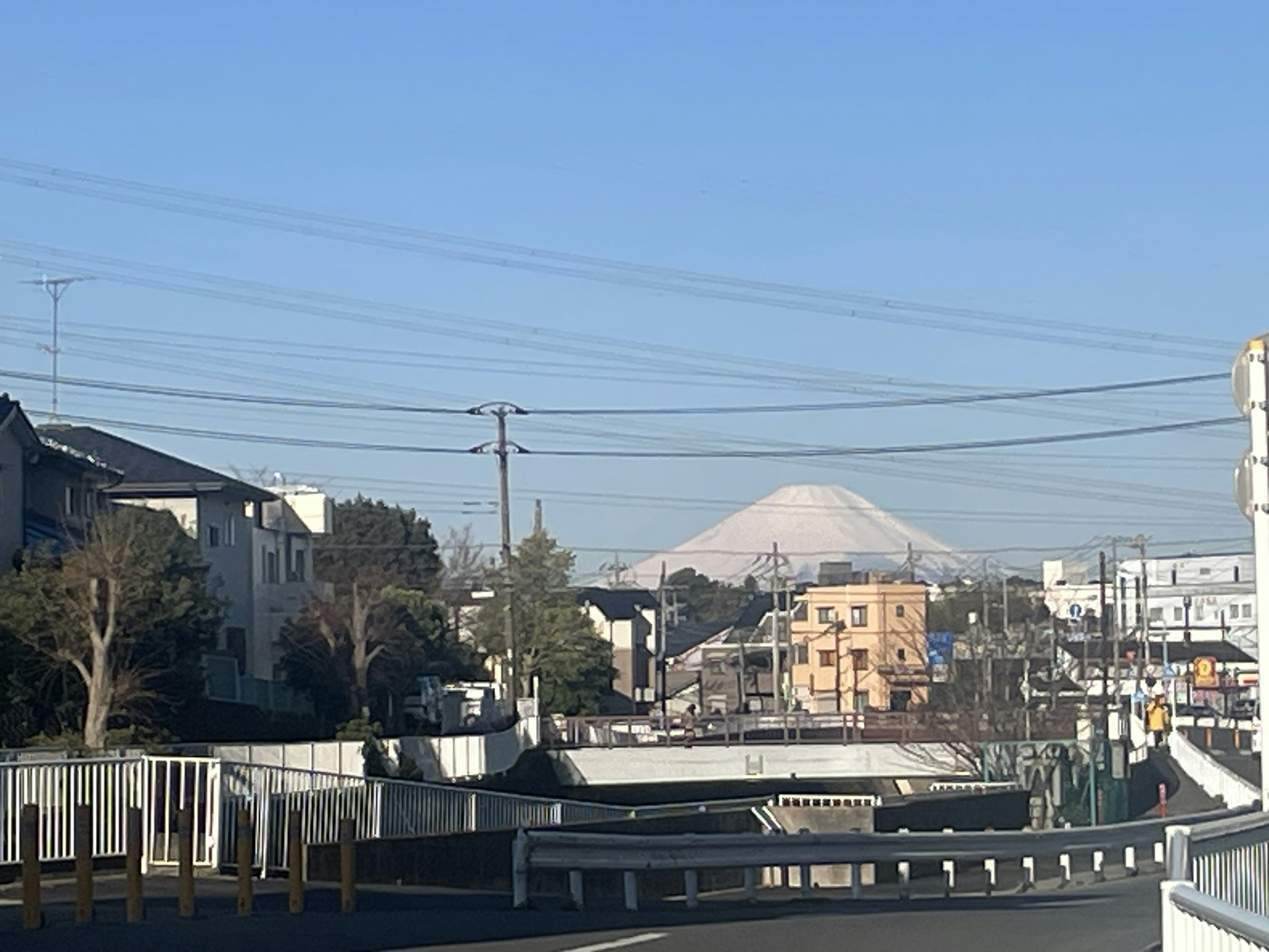 城市风景，背景为富士山