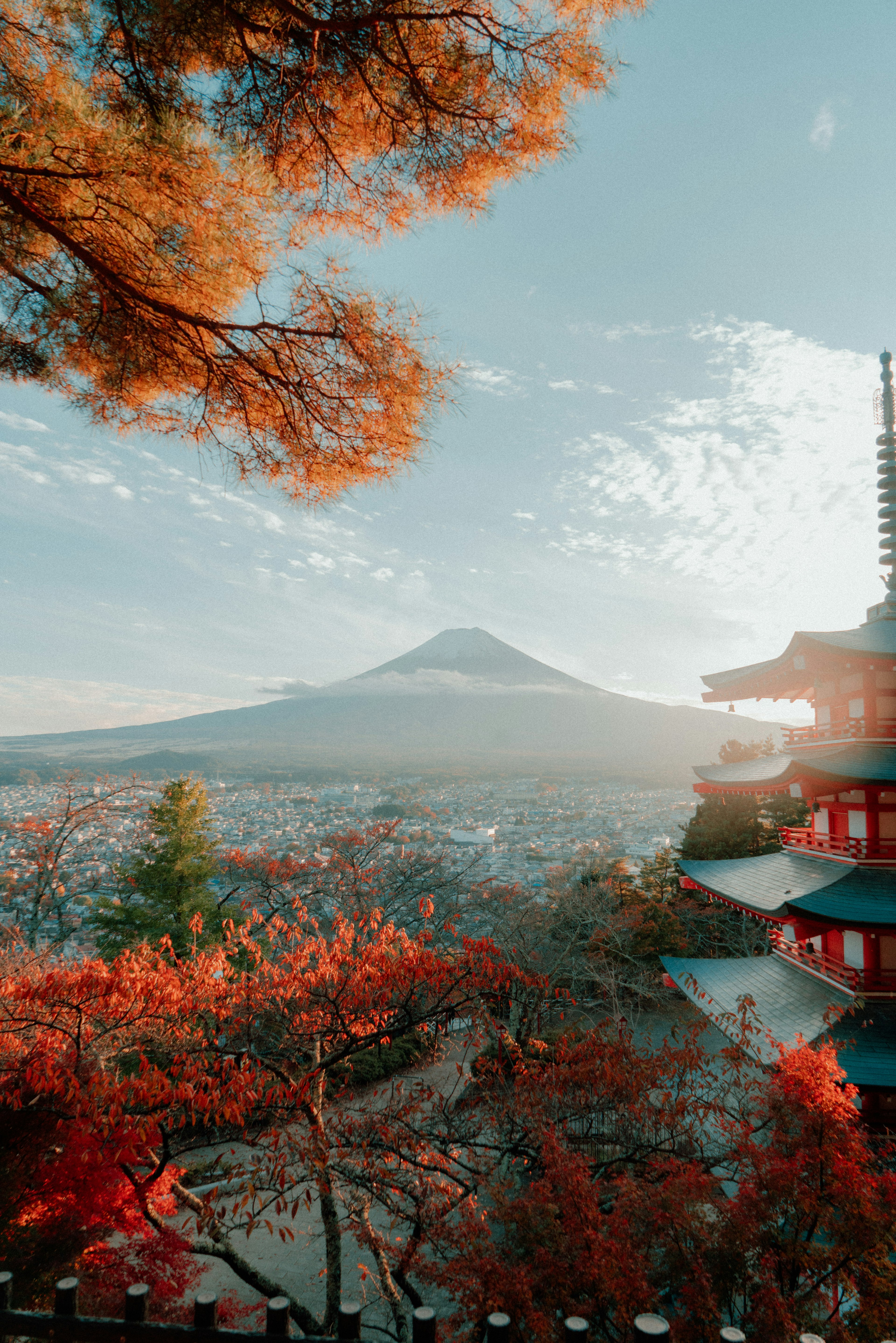 美しい紅葉と富士山を背景にした五重塔の景色