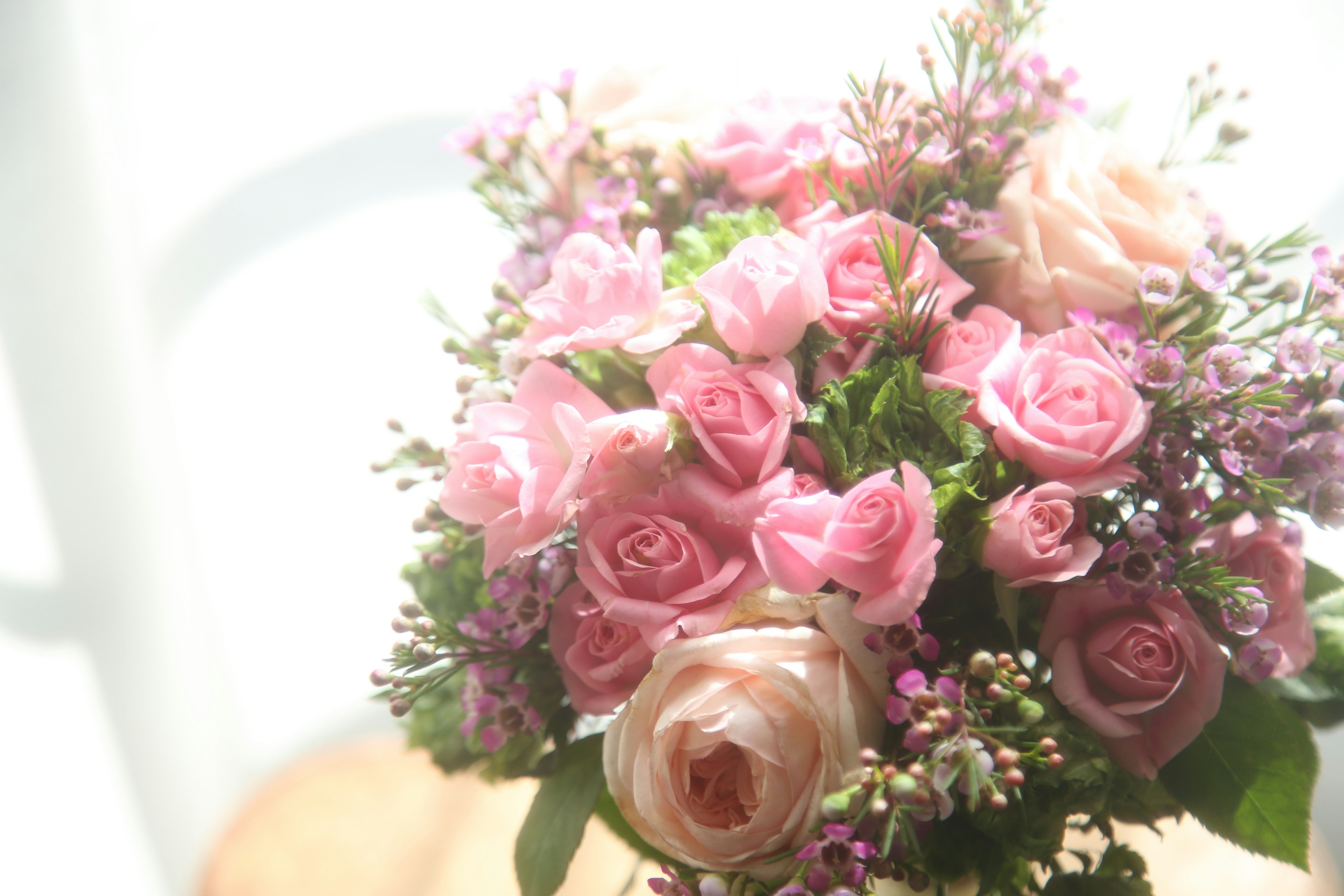 Bouquet indah dari mawar merah muda dan bunga kecil