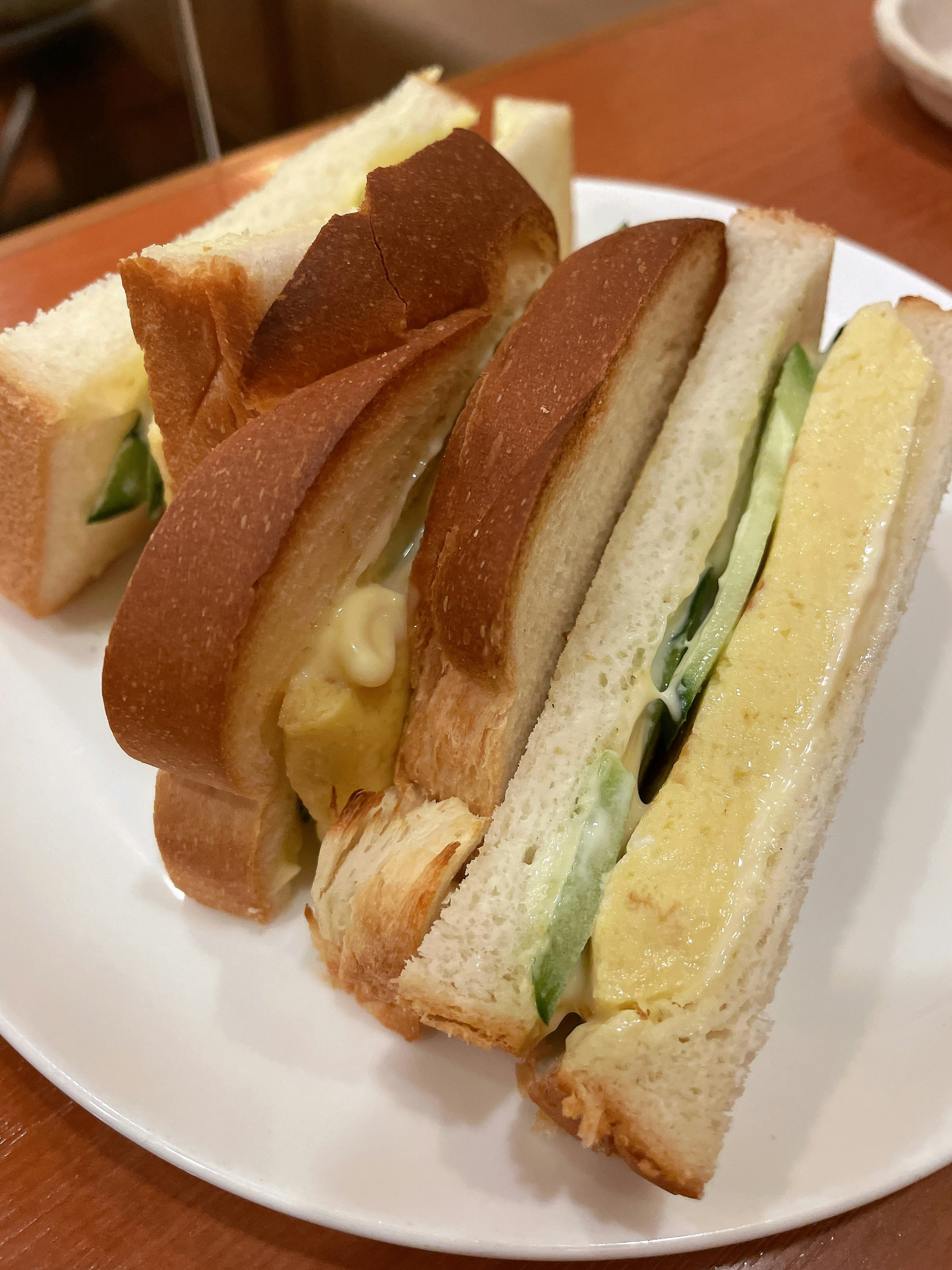 Paduan sandwich dengan omelet telur dan selada