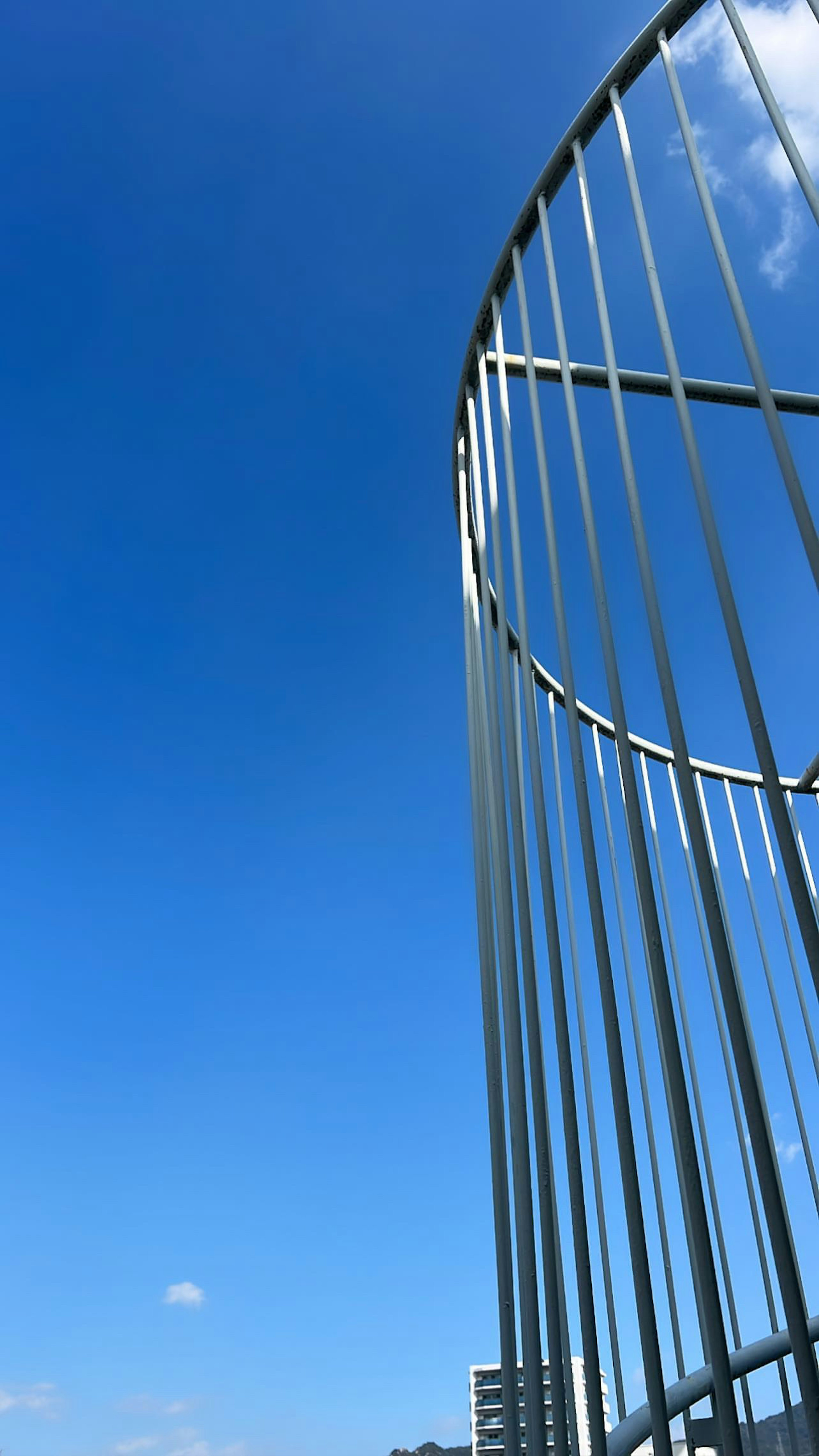 Partie d'une structure métallique sur fond de ciel bleu