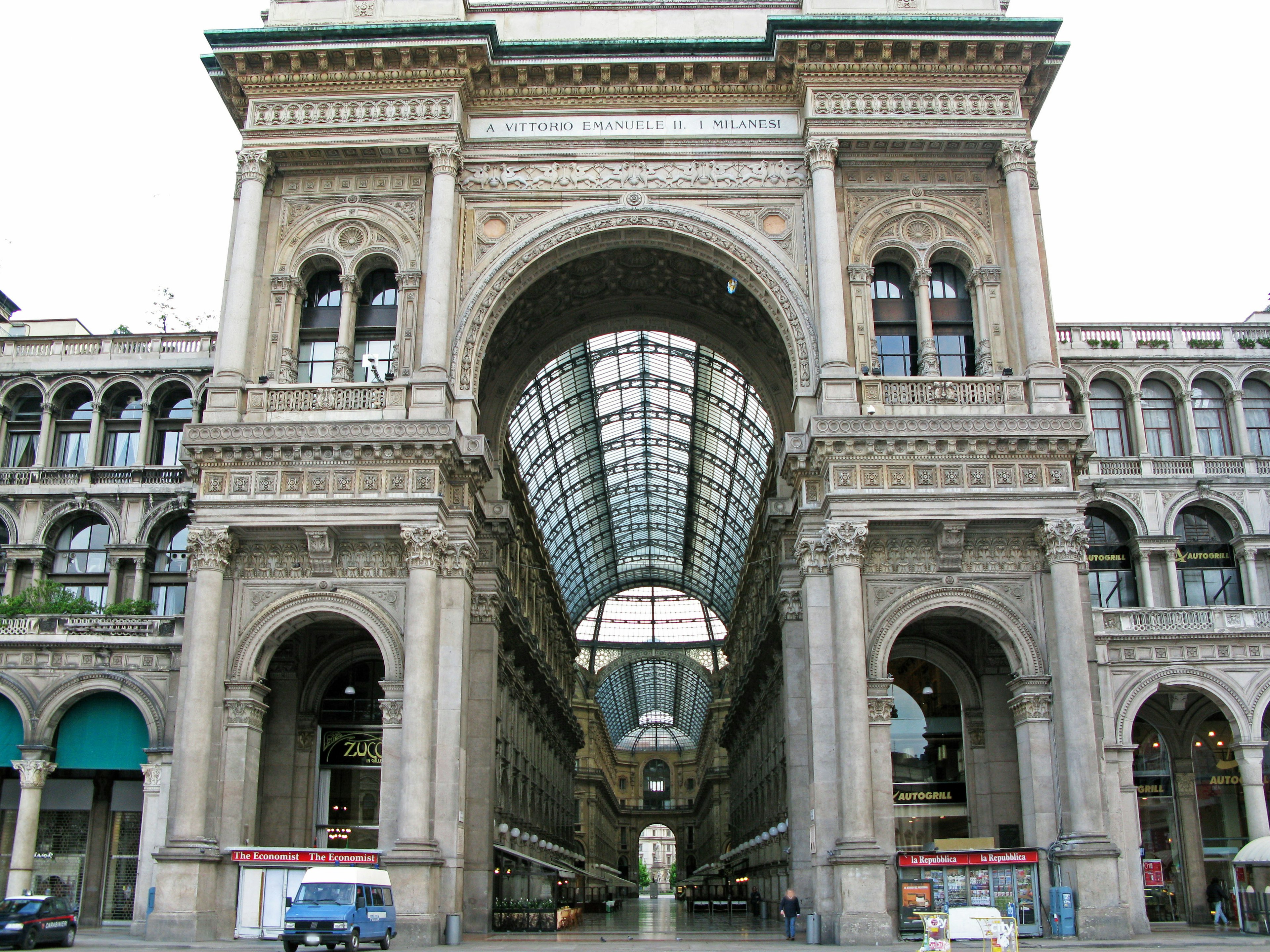 Impresionante entrada en arco de la Galleria Vittorio Emanuele II en Milán