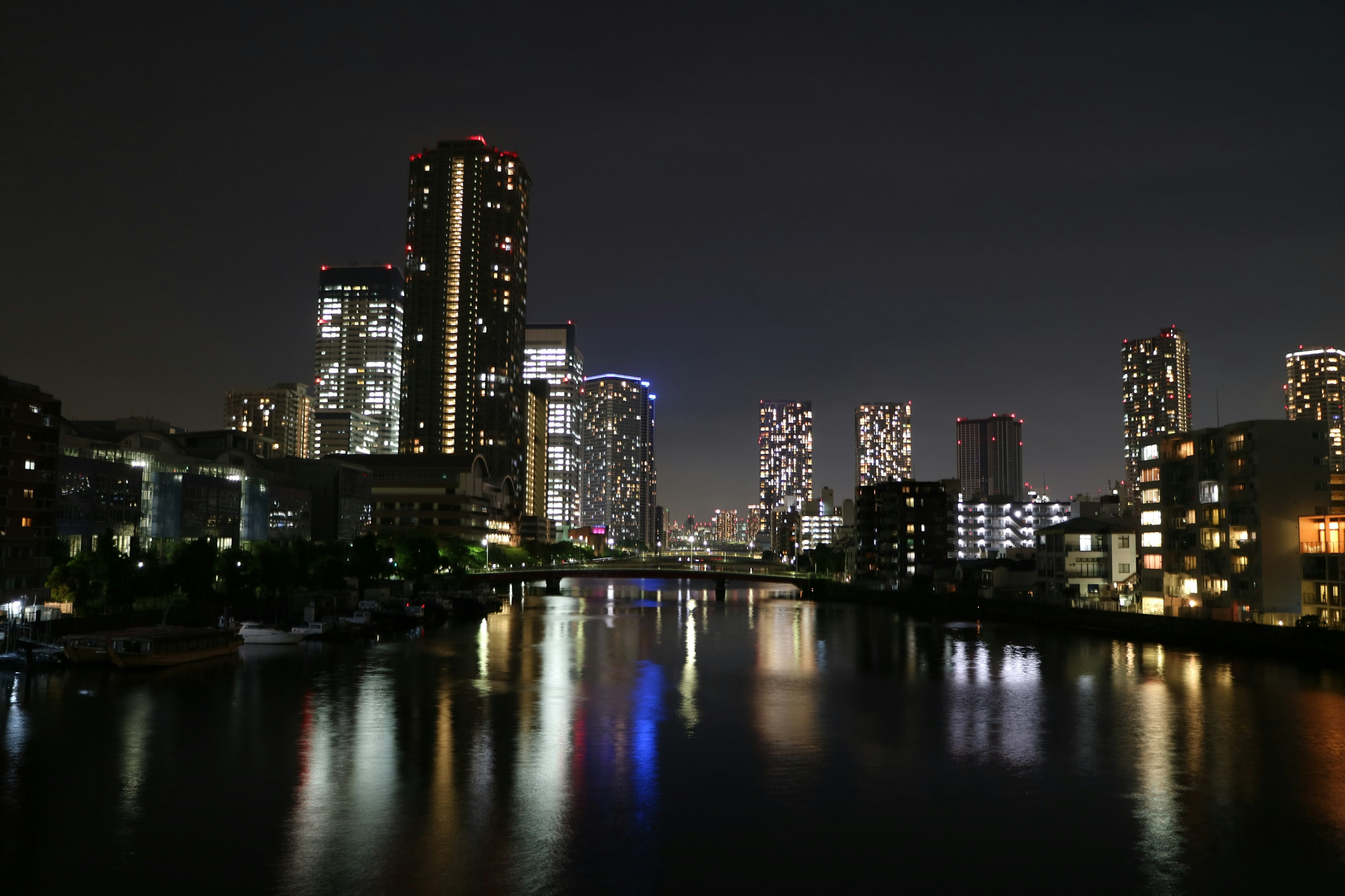 Pemandangan malam gedung pencakar langit Tokyo dan sungai