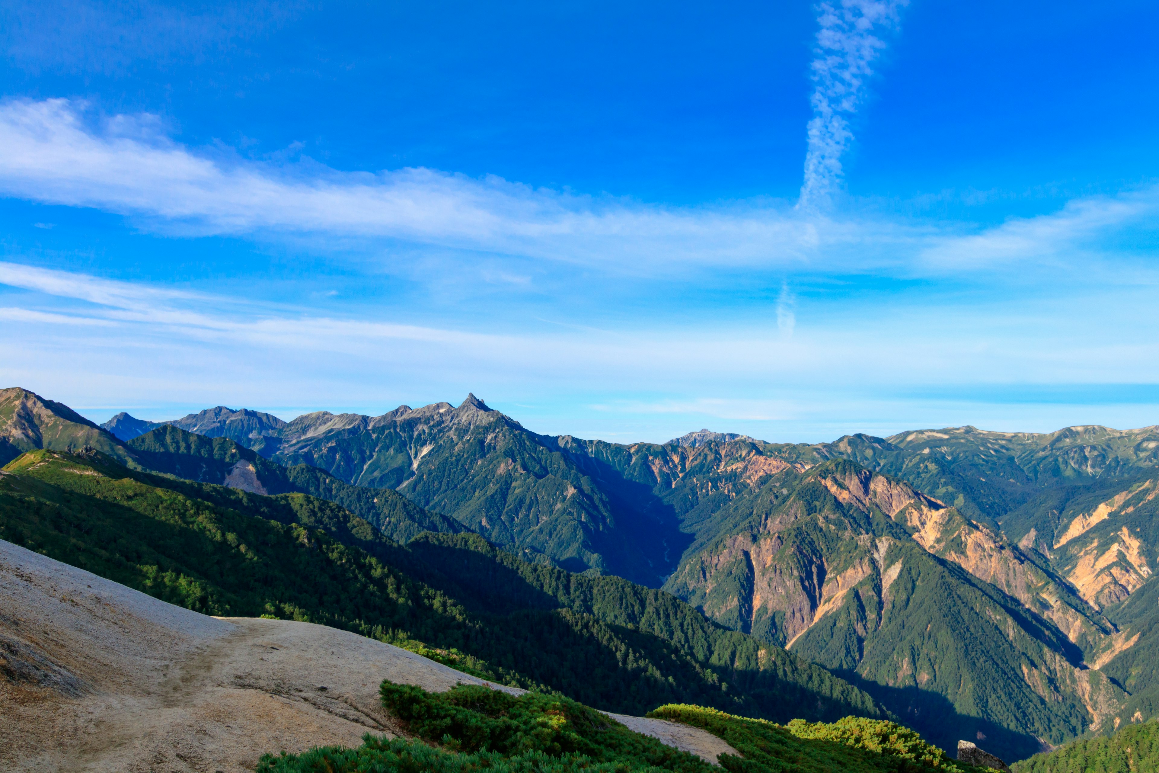 Vista escénica de montañas majestuosas bajo un cielo azul claro