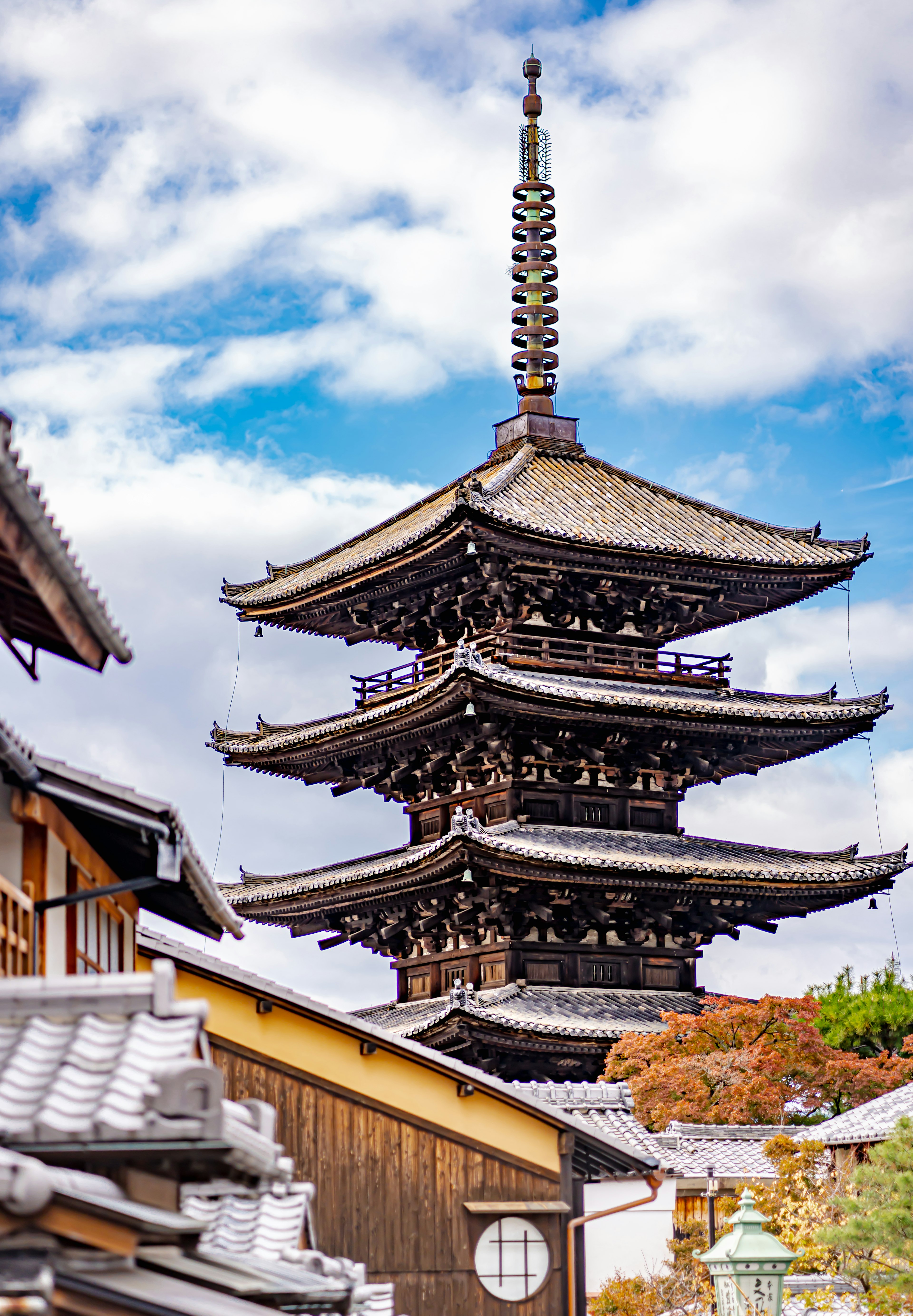 京都の五重塔と伝統的な建物が並ぶ美しい風景