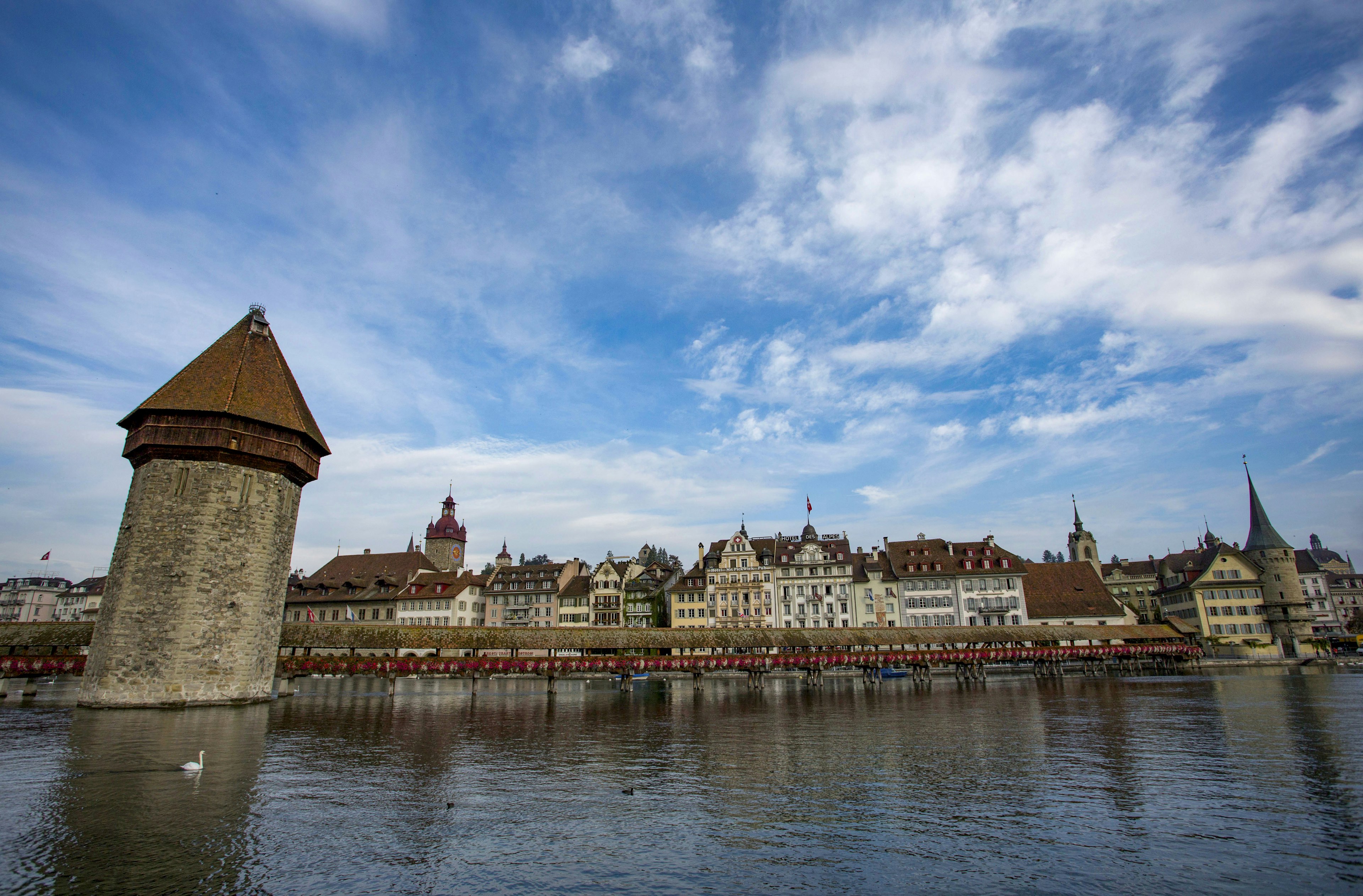 Bâtiments historiques et tour de l'horloge le long de la belle rive du lac de Lucerne