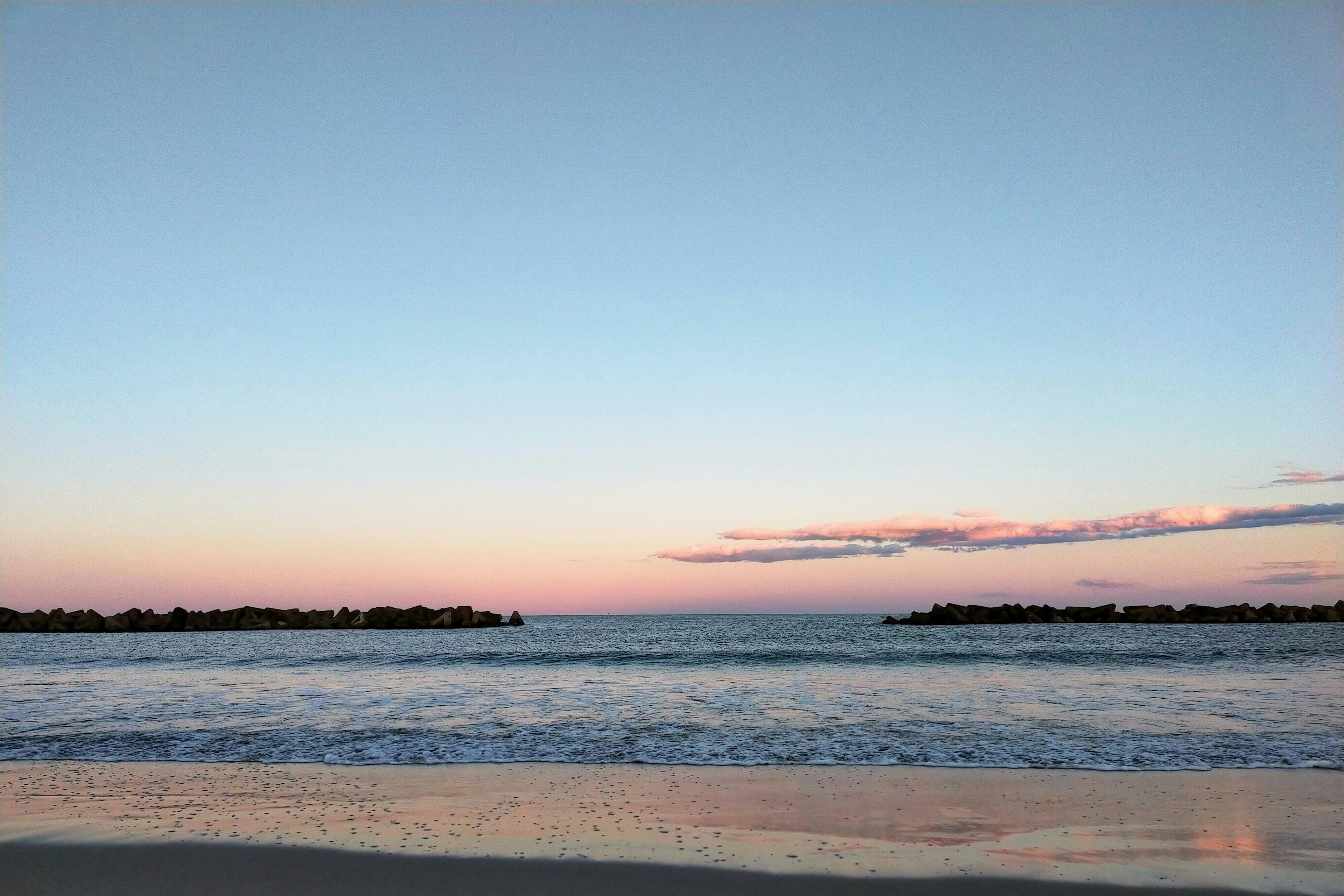 美麗的海岸線和柔和色彩的天空