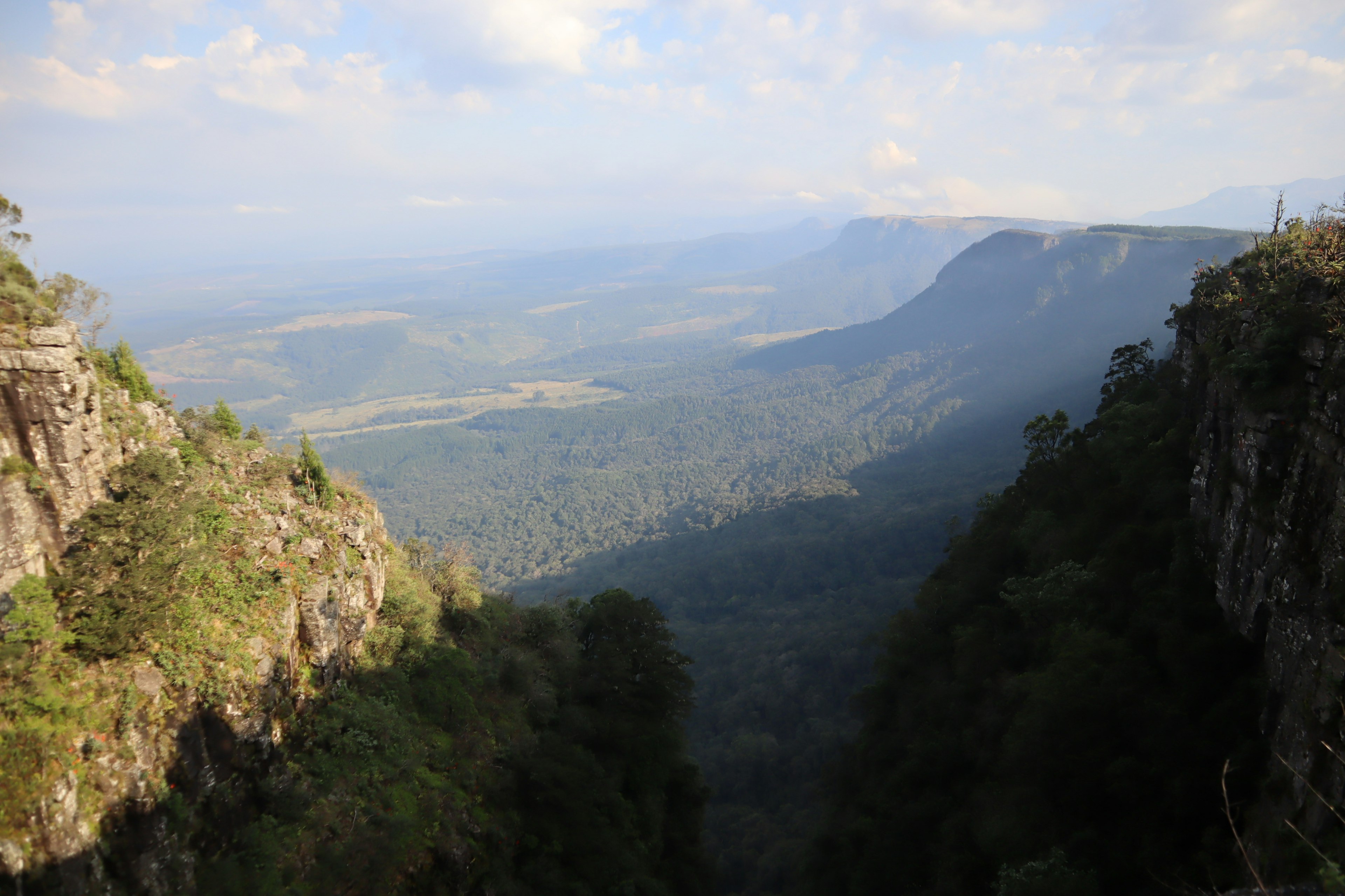 Une vue panoramique de montagnes majestueuses et d'une vaste vallée