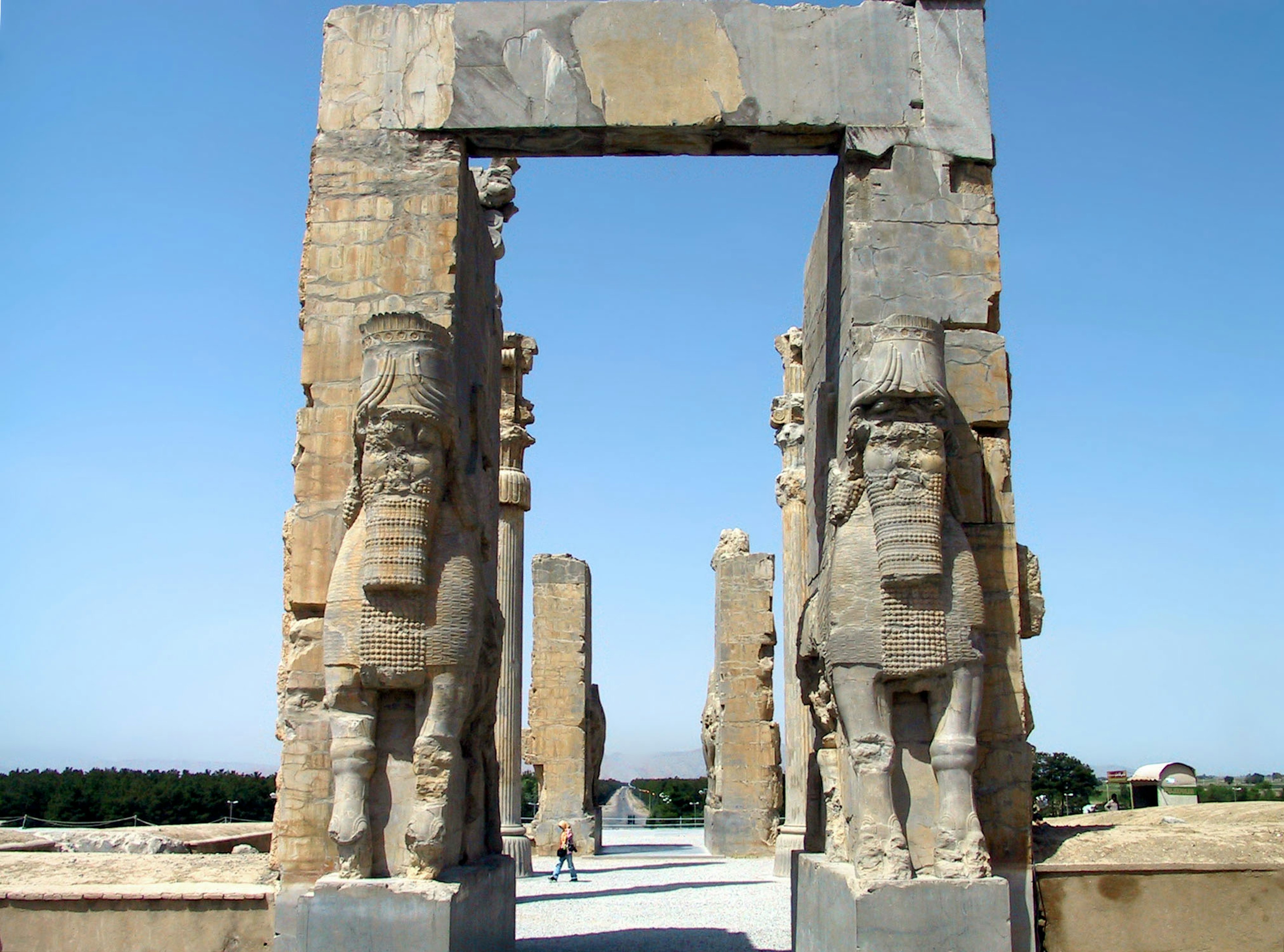 Pintu batu dengan patung penjaga di Persepolis