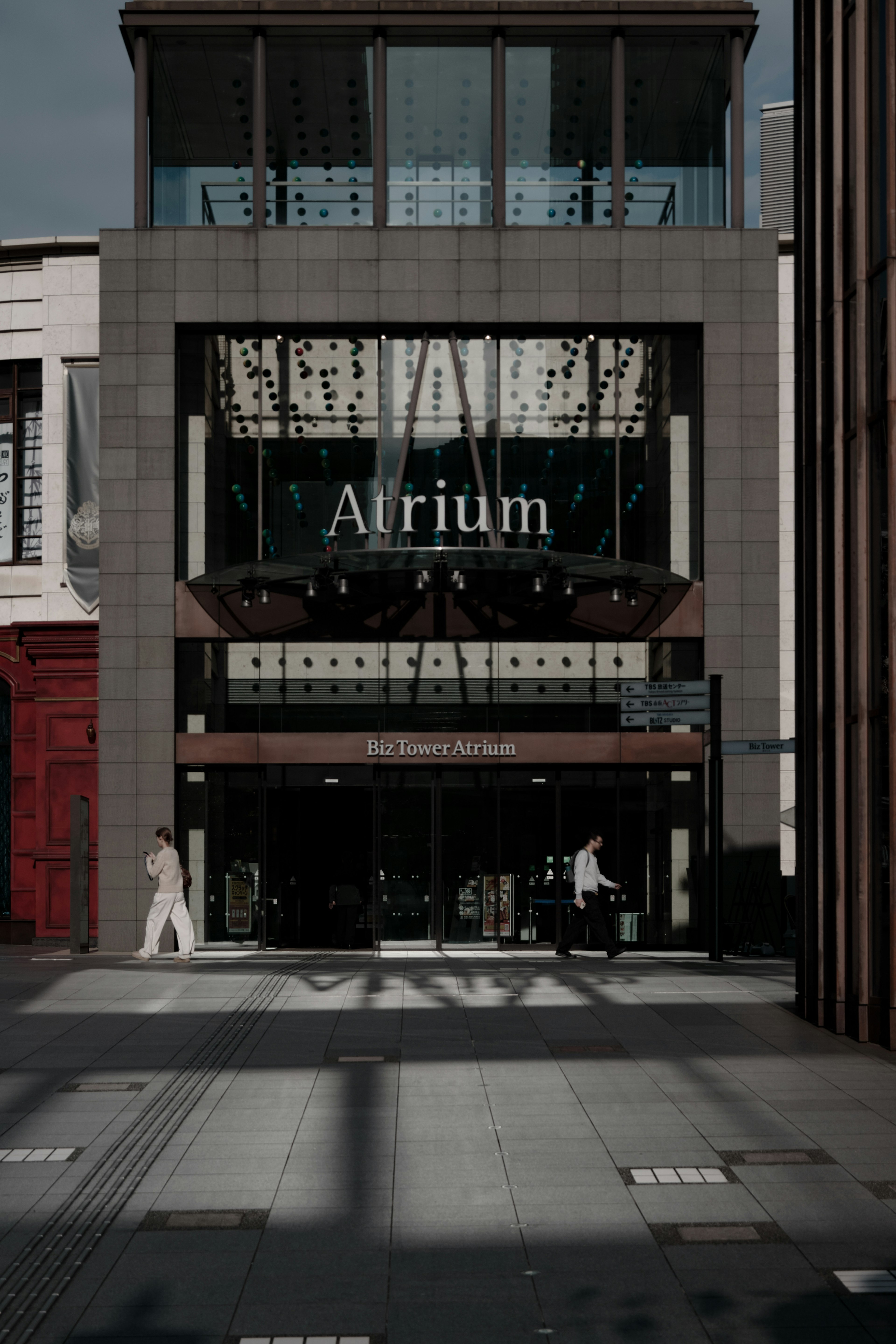 Edificio moderno con letrero de Atrium y fachada de vidrio