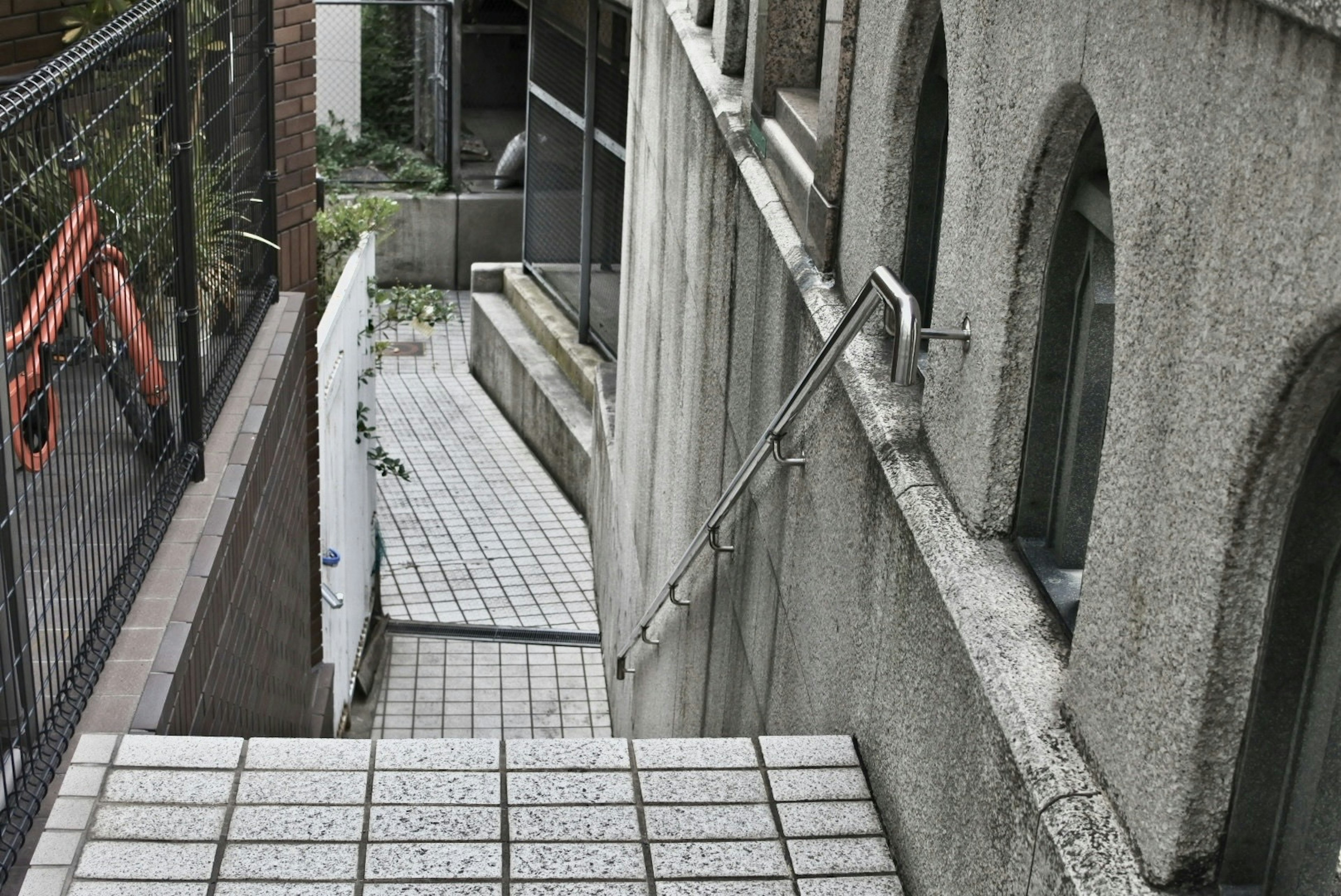 Außenansicht eines Gebäudes mit einer Treppe und einem gewundenen Weg