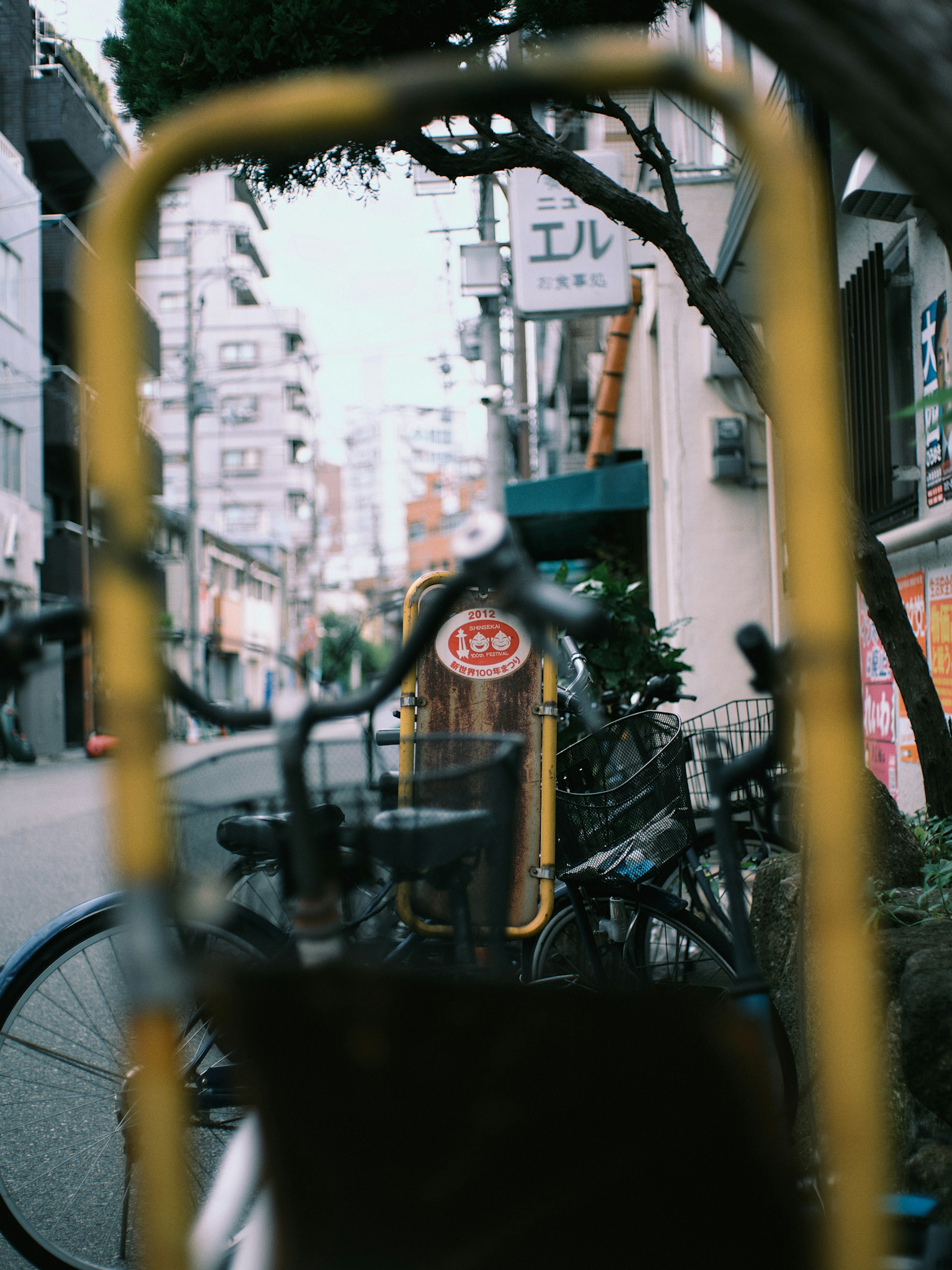 Vue de la rue avec des vélos encadrés par une structure jaune