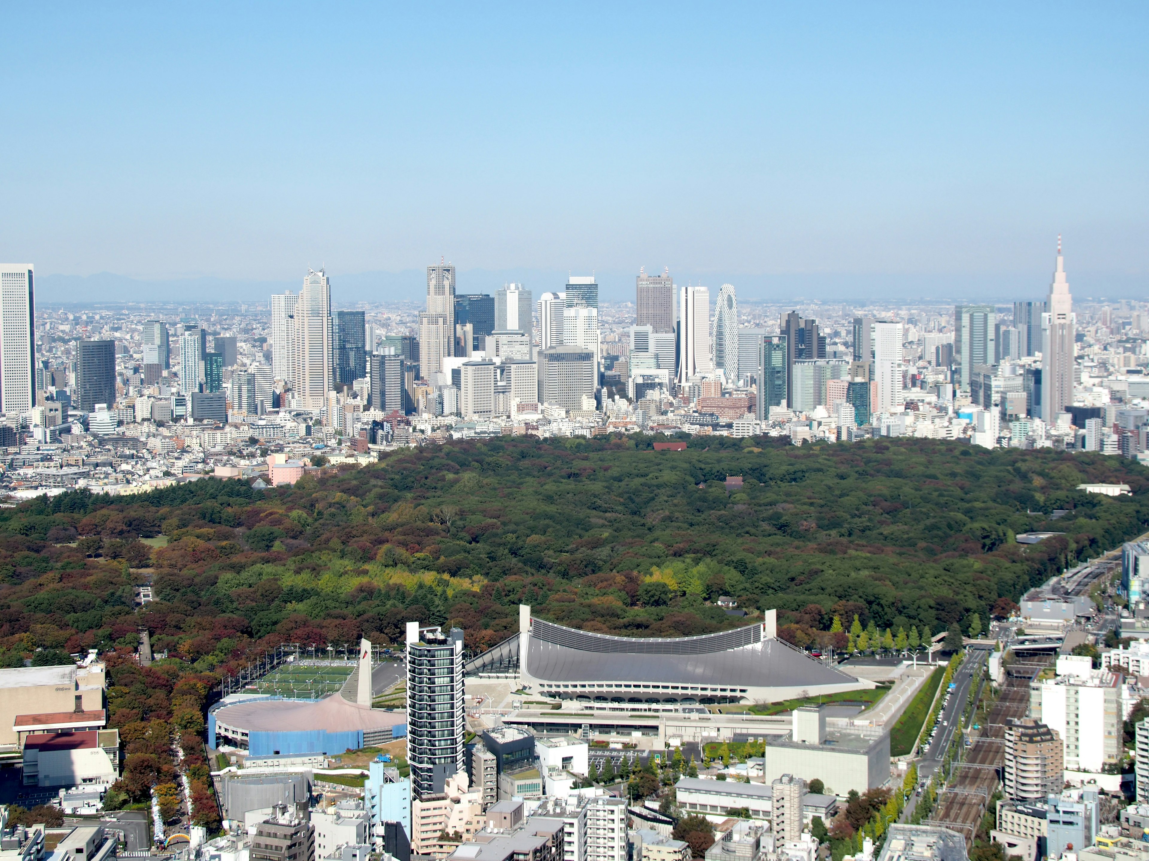 Pemandangan udara cakrawala Tokyo dengan taman hijau dan gedung modern