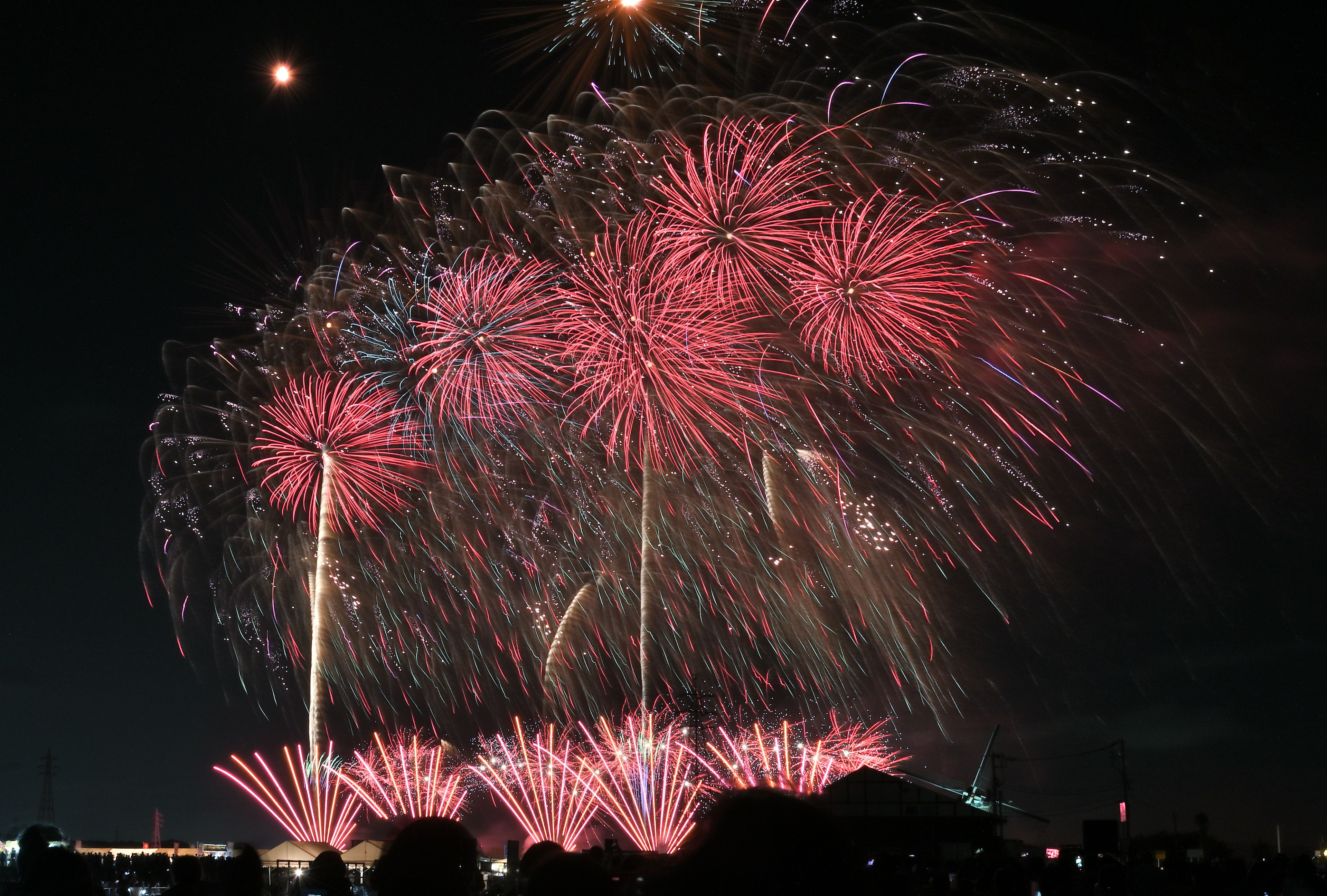 Fuochi d'artificio vibranti che esplodono nel cielo notturno