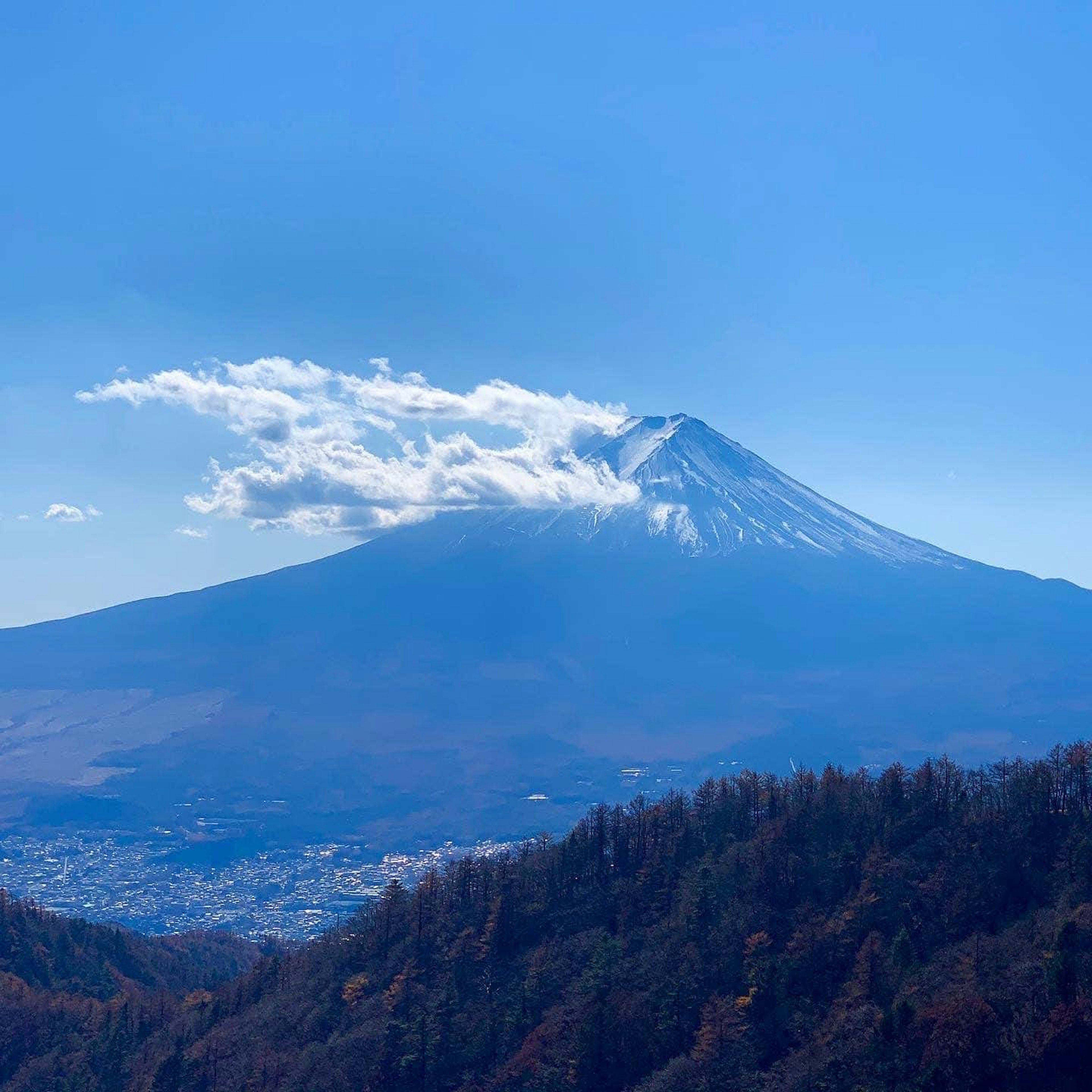 富士山と雲のある青空の風景