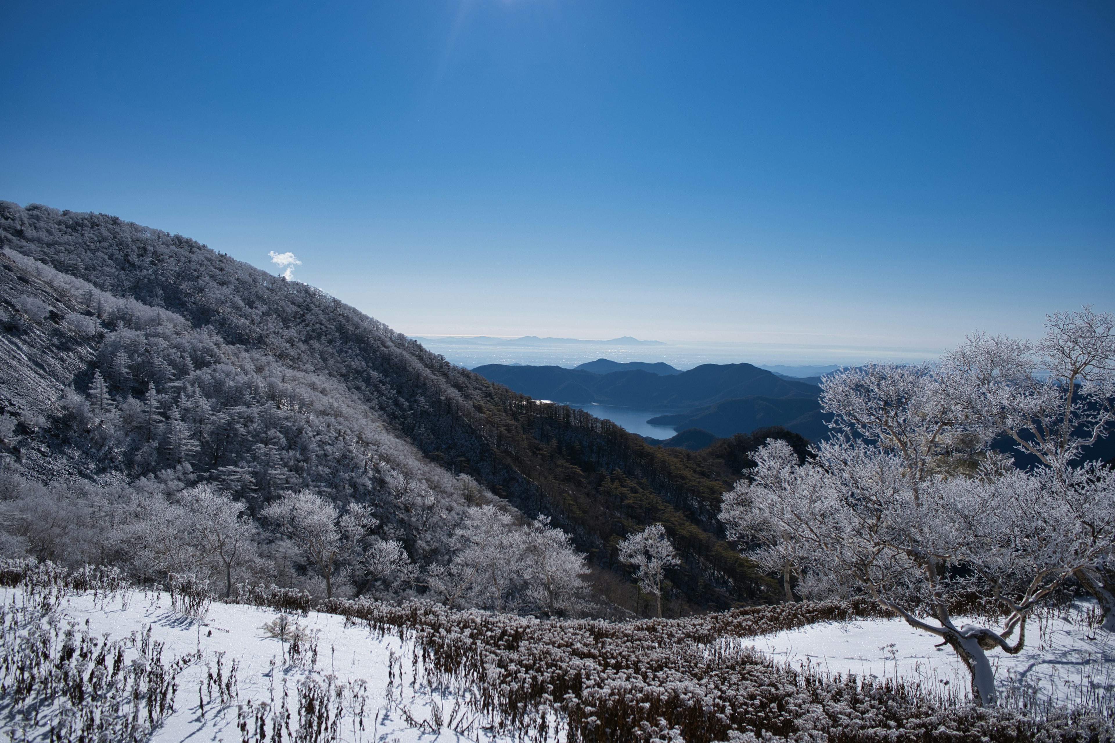 Hermoso paisaje con montañas cubiertas de nieve y cielo azul